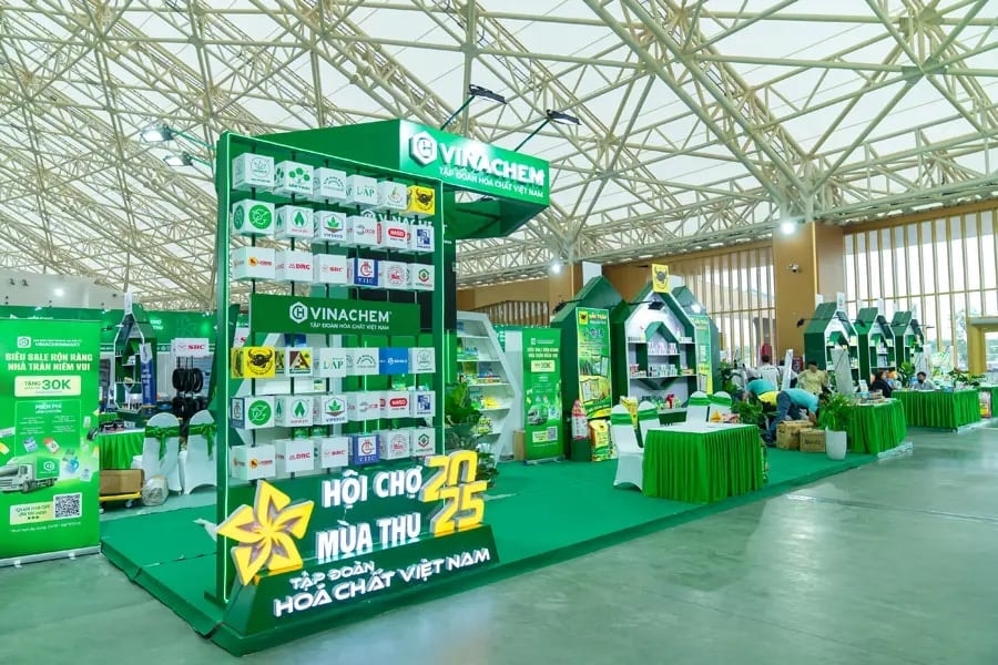 ស្តង់ដែលមានពណ៌បៃតងប្រកបដោយនិរន្តរភាព ជាគំរូរបស់ក្រុមគីមីវៀតណាមនៅឯពិព័រណ៍សរទរដូវឆ្នាំ 2025។ រូបថត៖ Vinachem។