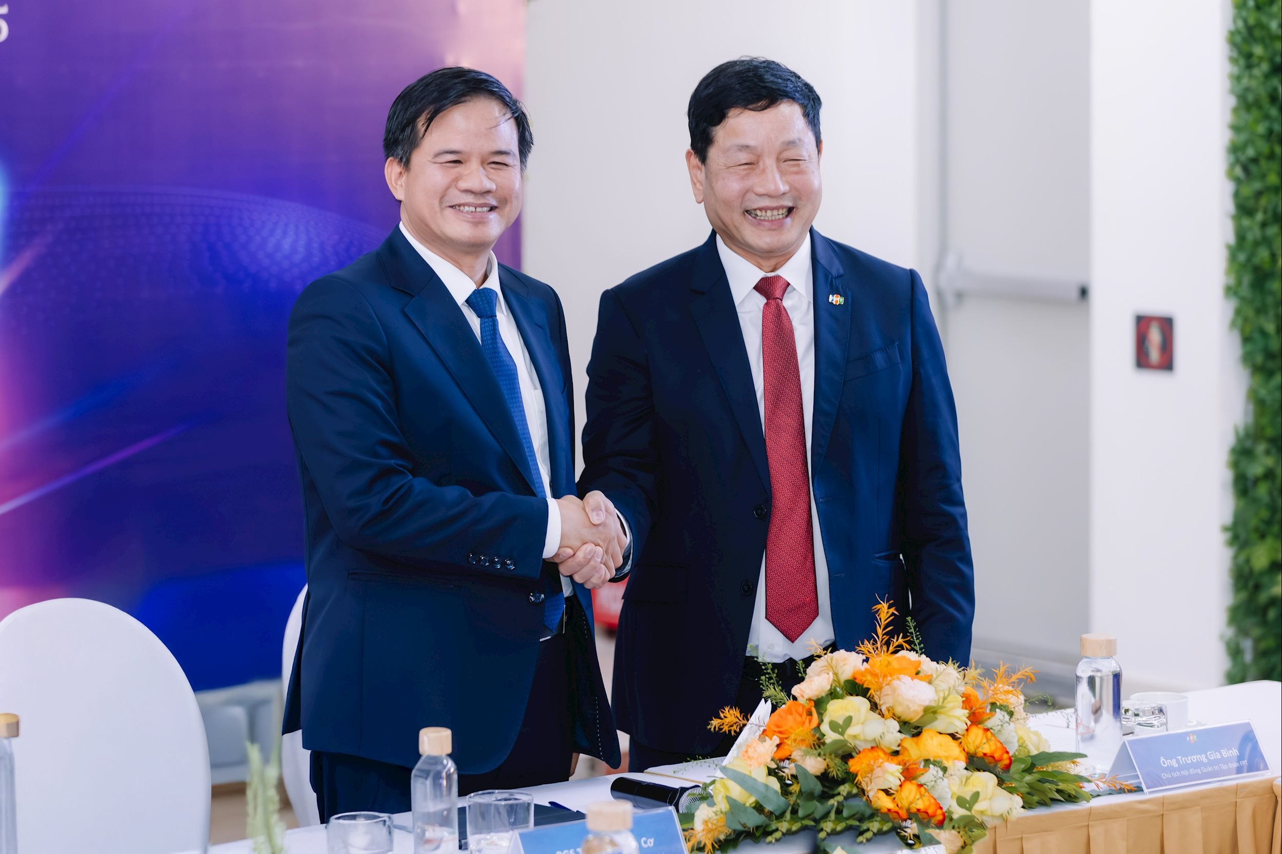 PGS.TS. Đào Xuân Cơ, Bí thư Đảng ủy, Giám đốc Bệnh viện Bạch Mai và ông Trương Gia Bình, Chủ tịch HĐQT Tập đoàn FPT tại lễ ký kết