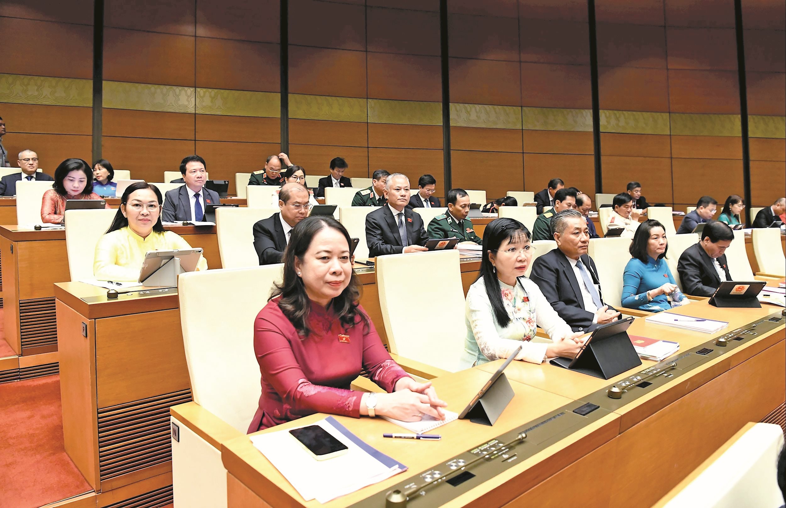 En delegation från Giangs nationalförsamling vid öppningssessionen för den 10:e sessionen, den 15:e nationalförsamlingen