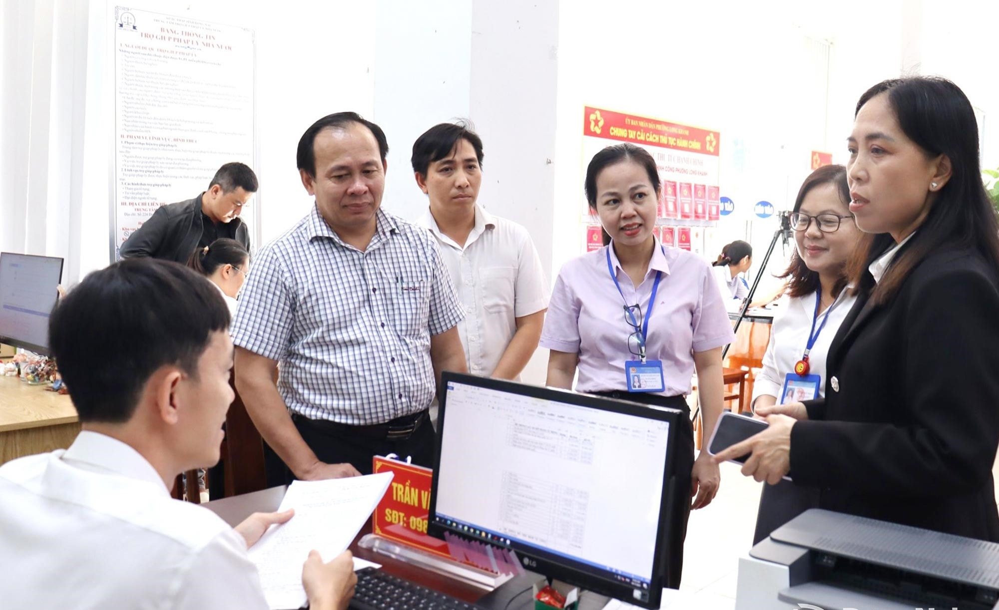 ຄະນະກວດກາໄດ້ລົງກວດກາຂັ້ນຕອນການຮັບເອກະສານບໍລິຫານຢູ່ສູນບໍລິການບໍລິຫານລັດເມືອງລອງ. ພາບໂດຍ ຫງວ໋ຽນຮ່າ