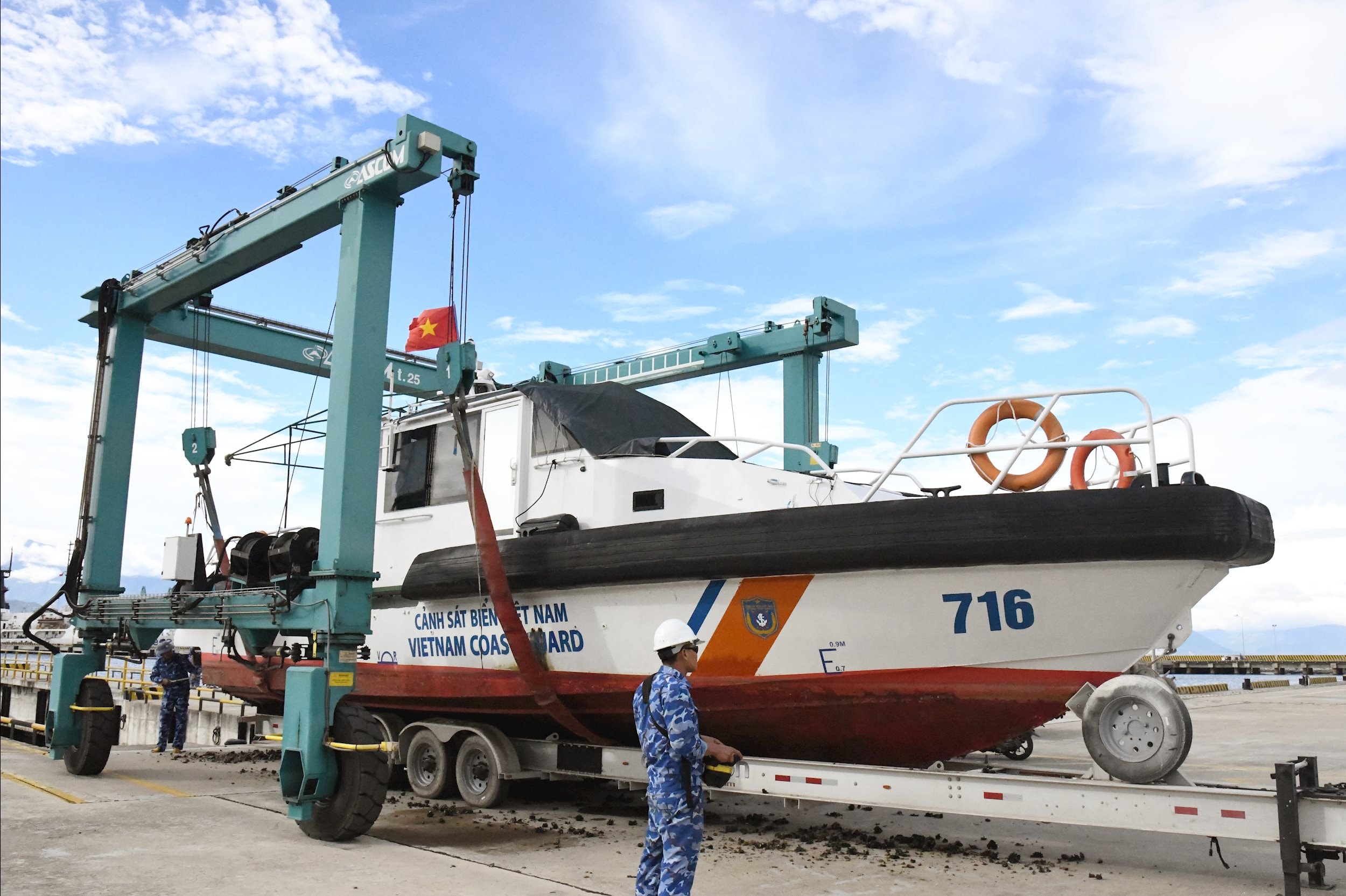 Gia cố trang thiết bị tàu, xuồng