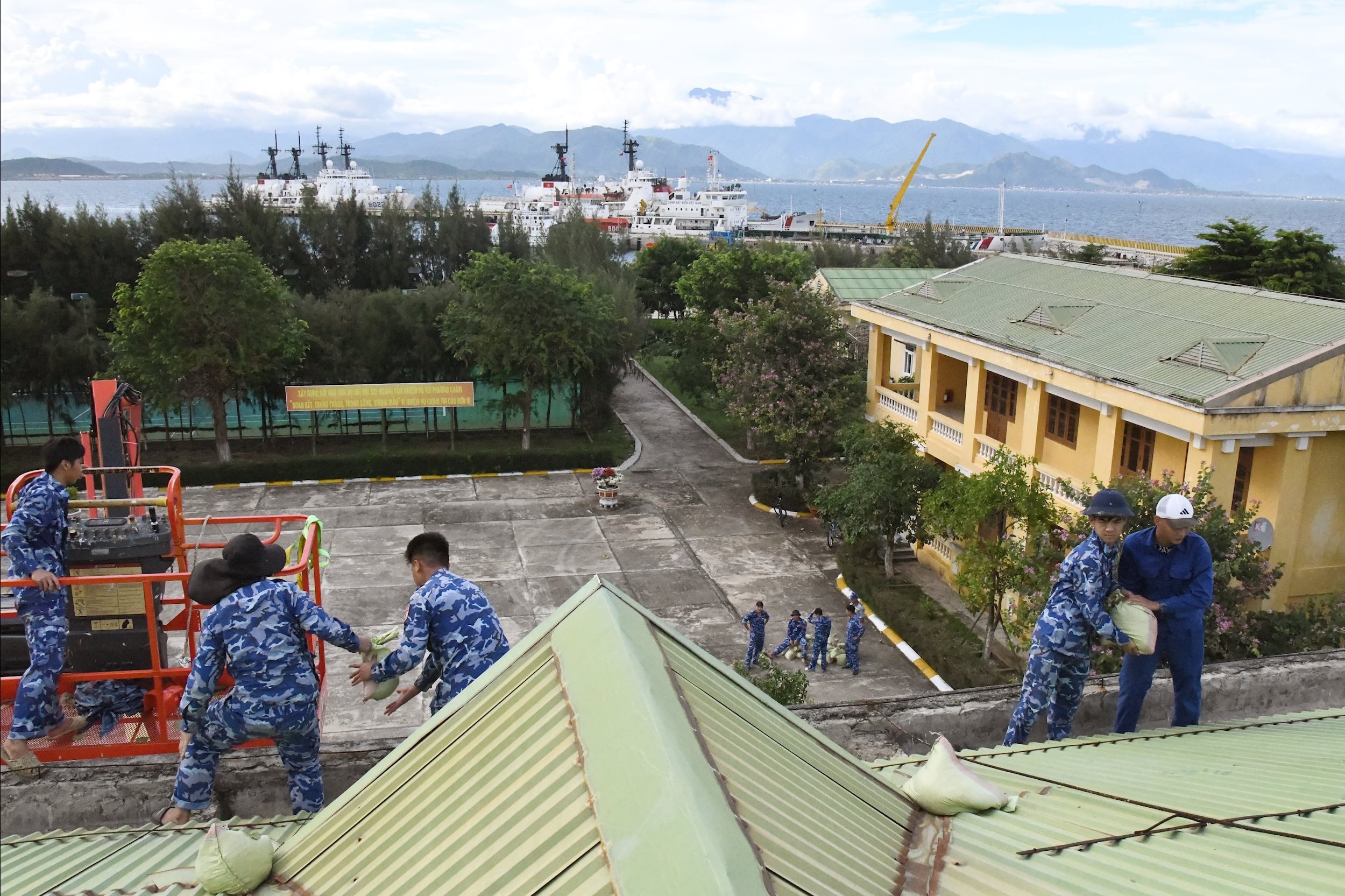 ho bao cát lên gia cố mái nhà ở, nhà làm việc