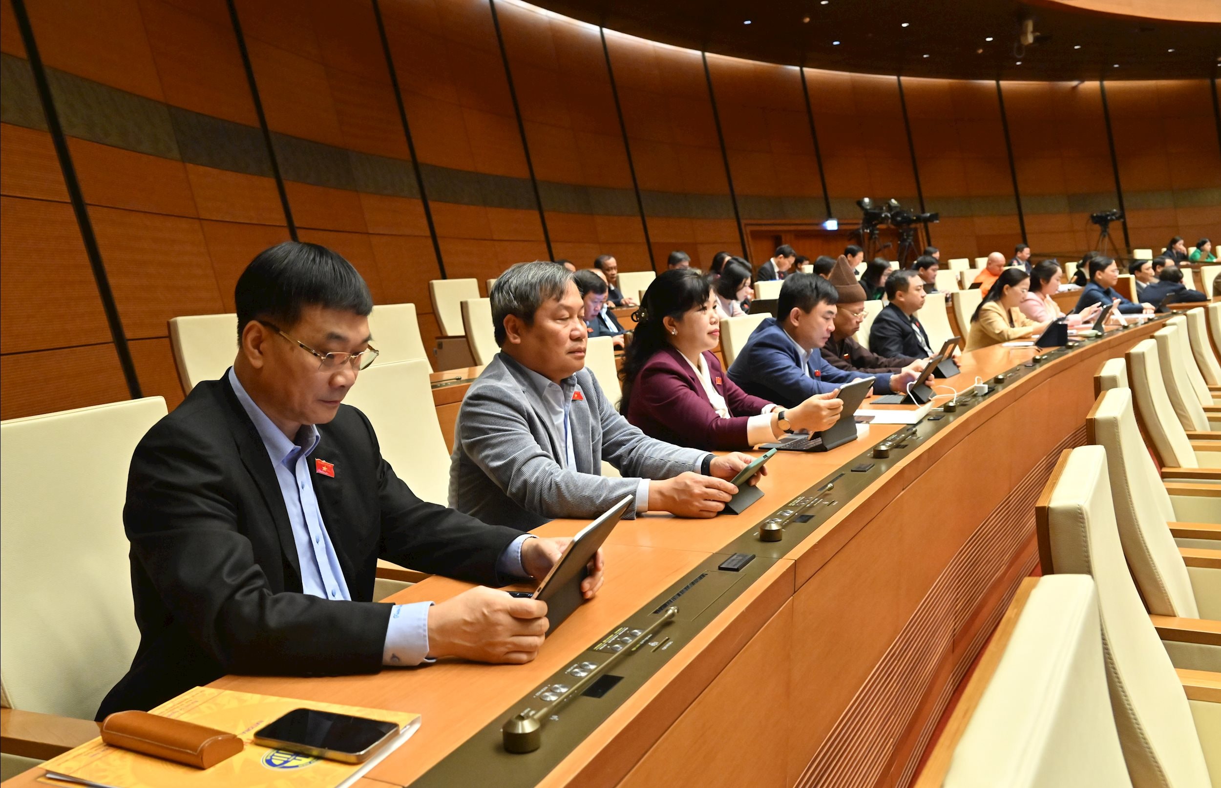 Phó Chủ tịch Quốc hội Vũ Hồng Thanh và các đại biểu tại phiên họpVQK_5528