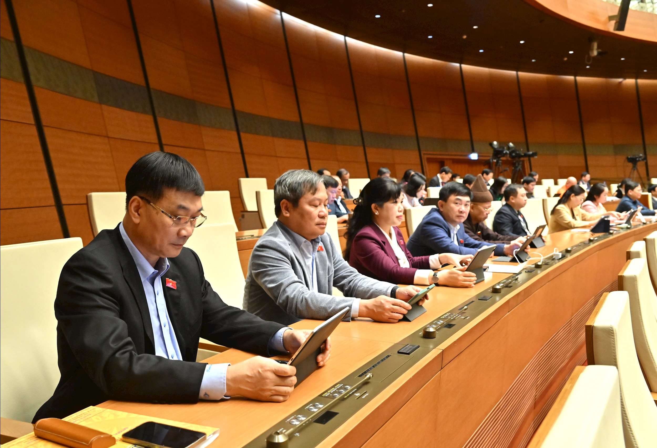 Místopředseda Národního shromáždění Vu Hong Thanh a delegáti na zasedání