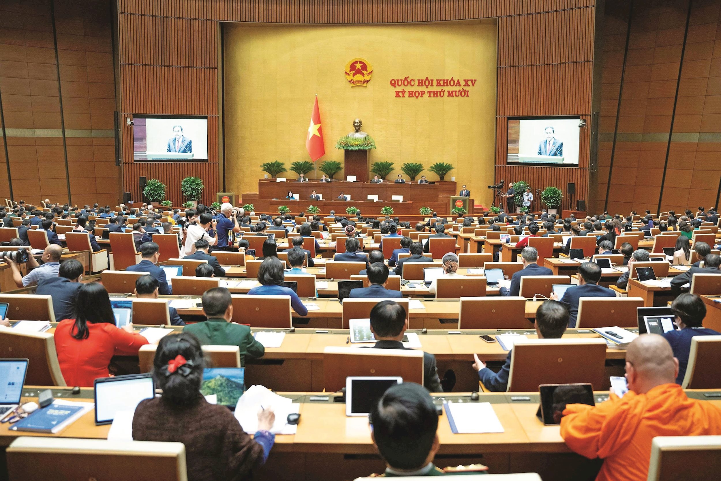 Quang cảnh Kỳ họp thứ 10, Quốc hội Khoá 15. HLOng