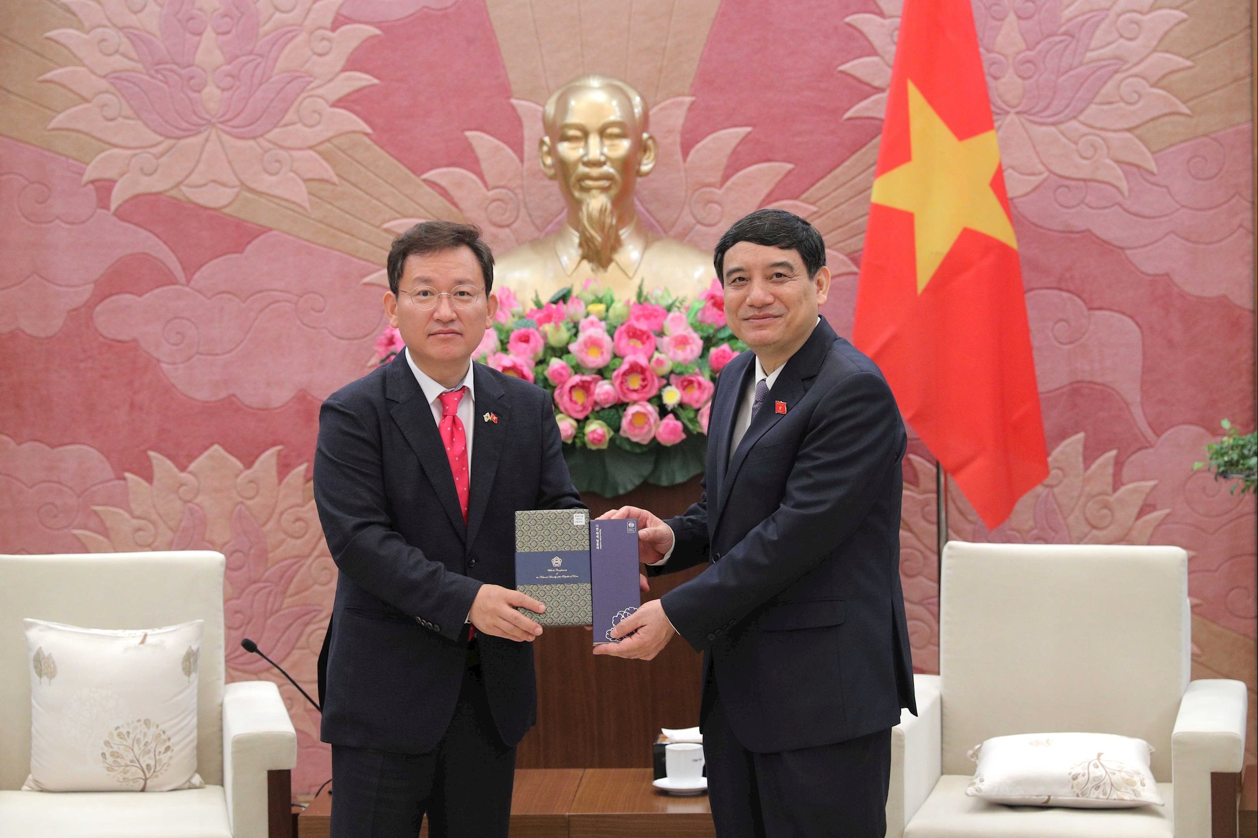 Emléktárgyakat ad át Nguyễn Đồc Vinhnek, a Kulturális és Szociális Ügyek Bizottságának elnökének