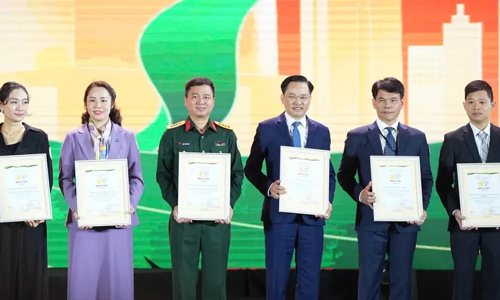 លោក Nguyen Huu Tu អគ្គនាយកក្រុមហ៊ុន Vietnam Chemical Group (ទី 3 ពីស្តាំ) មានកិត្តិយសក្នុងការទទួលបានពានរង្វាន់ពីគណៈកម្មាធិការរៀបចំពិព័រណ៍សរទរដូវឆ្នាំ 2025 ។ រូបថត៖ Vinachem ។