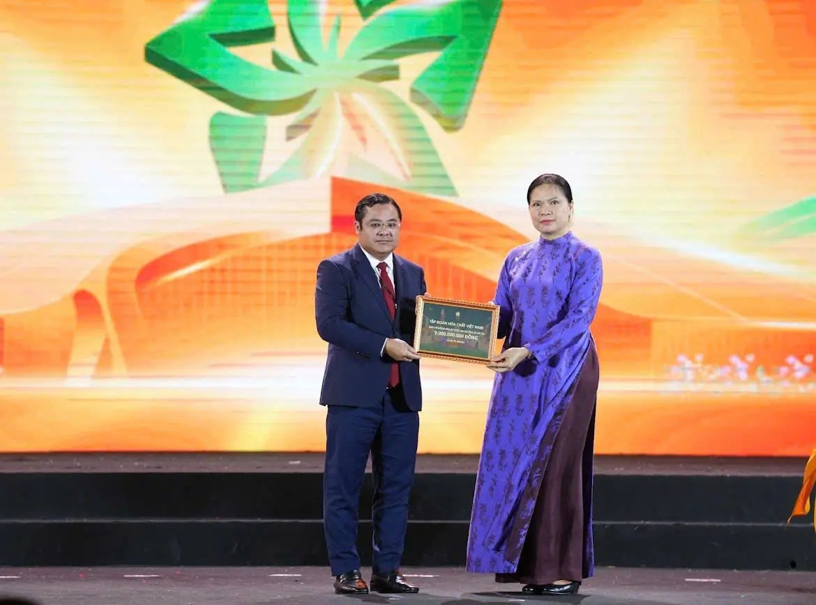 លោក Phung Quang Hiep ប្រធានក្រុមប្រឹក្សាភិបាលនៃសមាជិកក្រុមគីមីវៀតណាមបានបរិច្ចាគថវិកាចំនួន 9 ពាន់លានដុងដើម្បីជួយដល់ប្រជាជននៅតំបន់ដែលរងផលប៉ះពាល់ដោយគ្រោះមហន្តរាយធម្មជាតិ និងទឹកជំនន់ក្នុងពិធីបិទពិព័រណ៍សរទរដូវឆ្នាំ 2025 ។ រូបថត៖ Vinachem ។