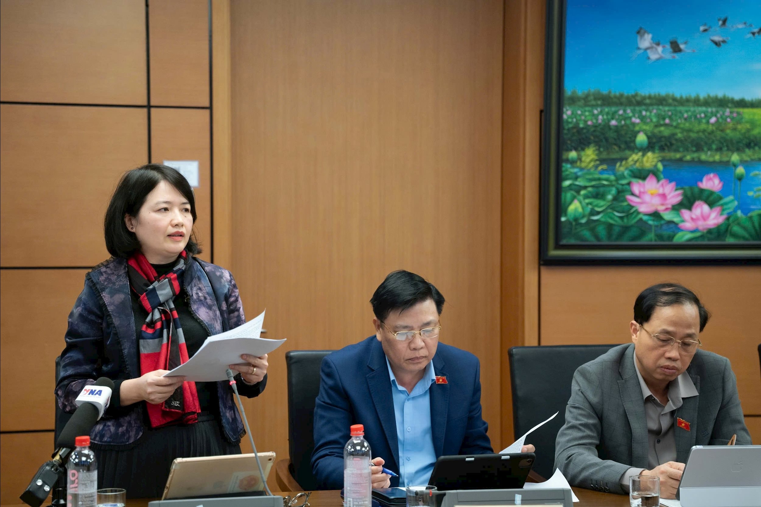 គណៈប្រតិភូរដ្ឋសភាវៀតណាម Nguyen Thi Mai Thoa (ទីក្រុង Hai Phong) បានពិភាក្សាជាក្រុម