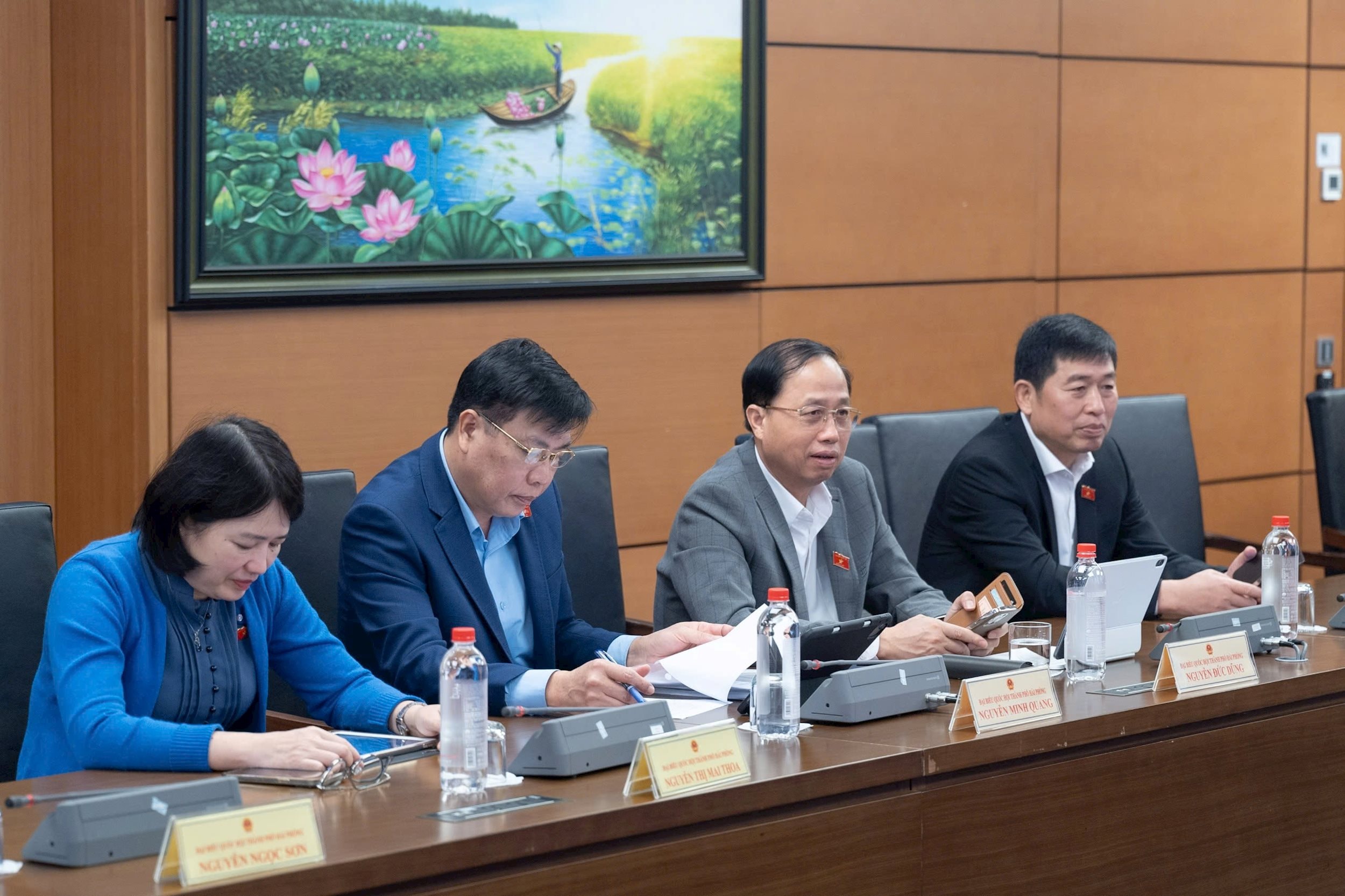 Các đại biểu Quốc hội TP. Hải Phòng thảo luận tại tổ