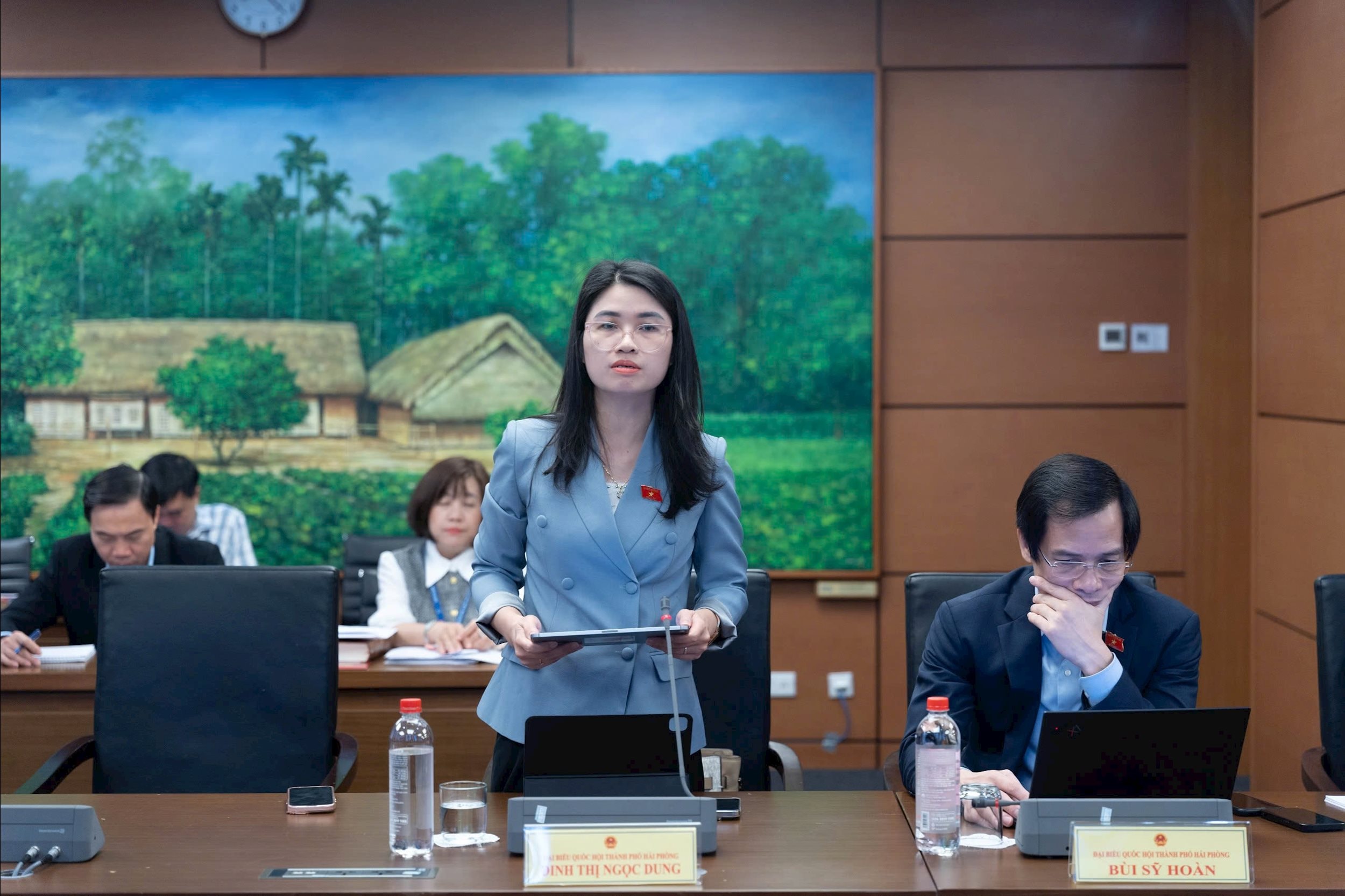 ĐBQH Đinh Thị Ngọc Dung (TP. Hải Phòng) thảo luận tại tổ