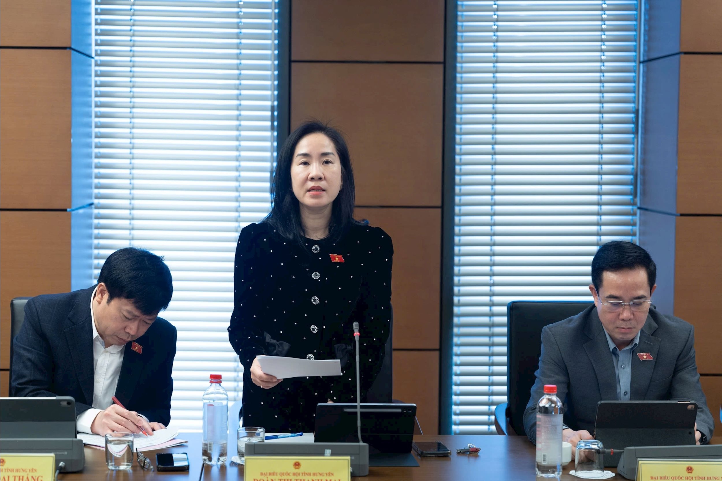 ĐBQH Đoàn Thị Thanh Mai (Hưng Yên) thảo luận tại tổ