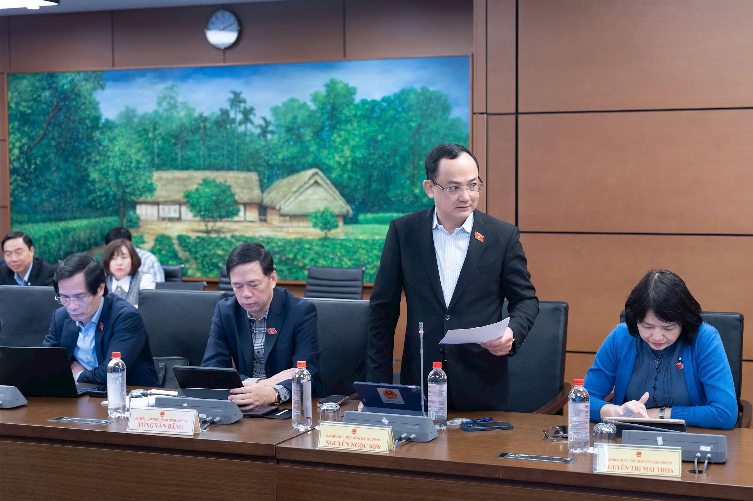 Poslanec Národního shromáždění Nguyen Ngoc Son (město Hai Phong) projednává ve skupině