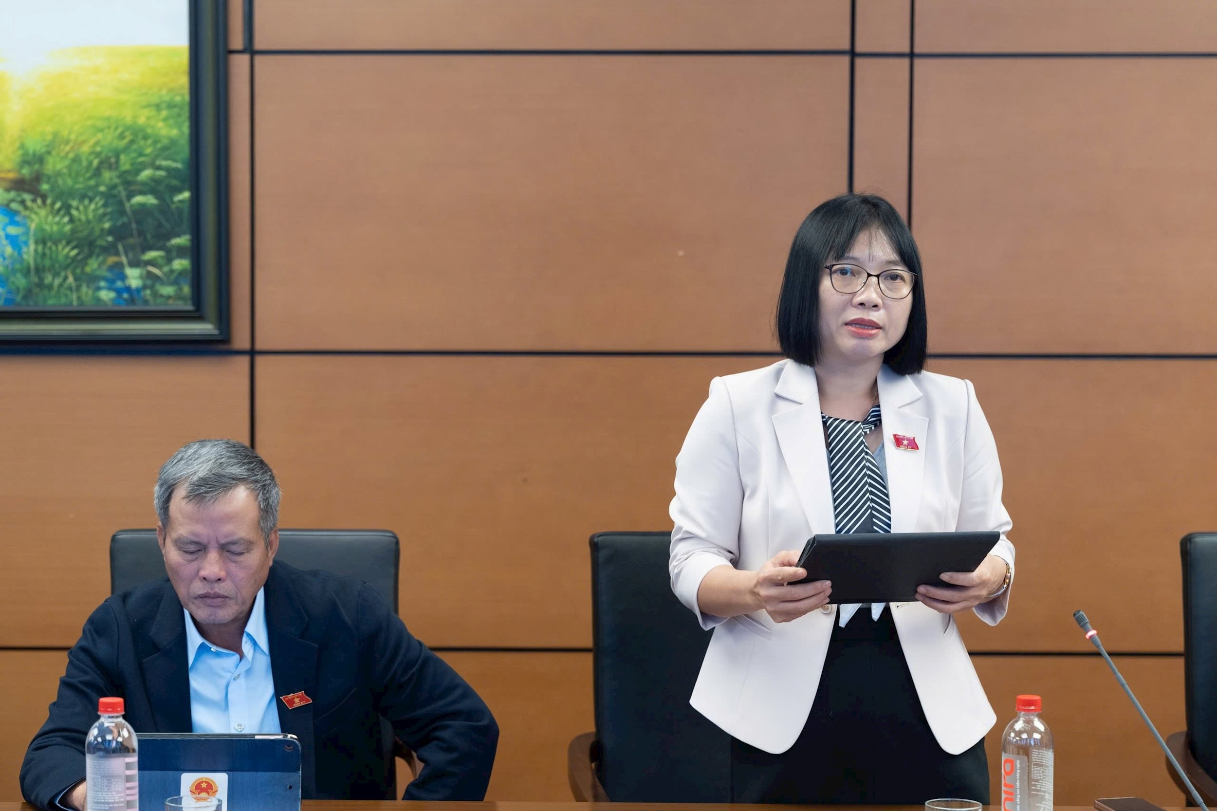 ĐBQH Nguyễn Thị Việt Nga (TP. Hải Phòng) thảo luận tại tổ