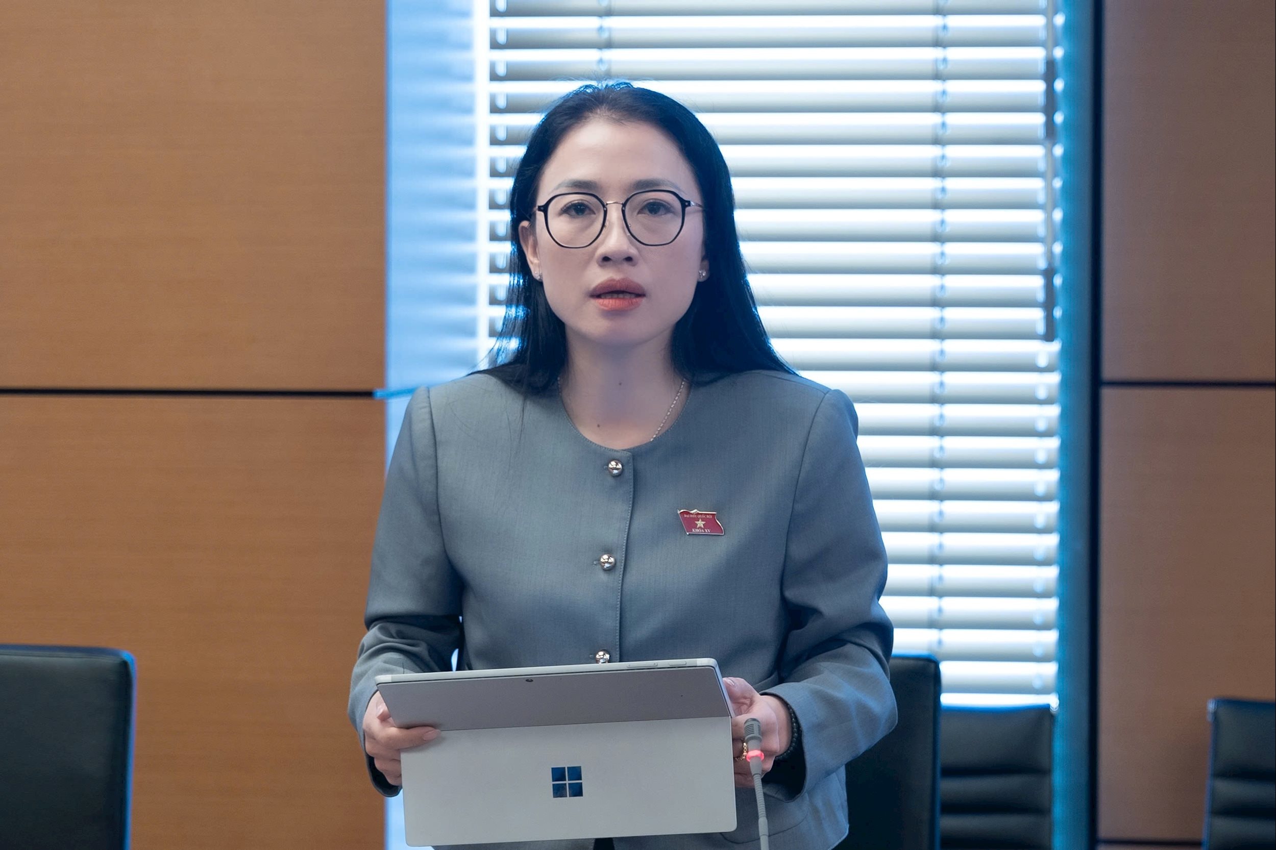 ĐBQH Trần Khánh Thu (Hưng Yên) thảo luận tại tổ