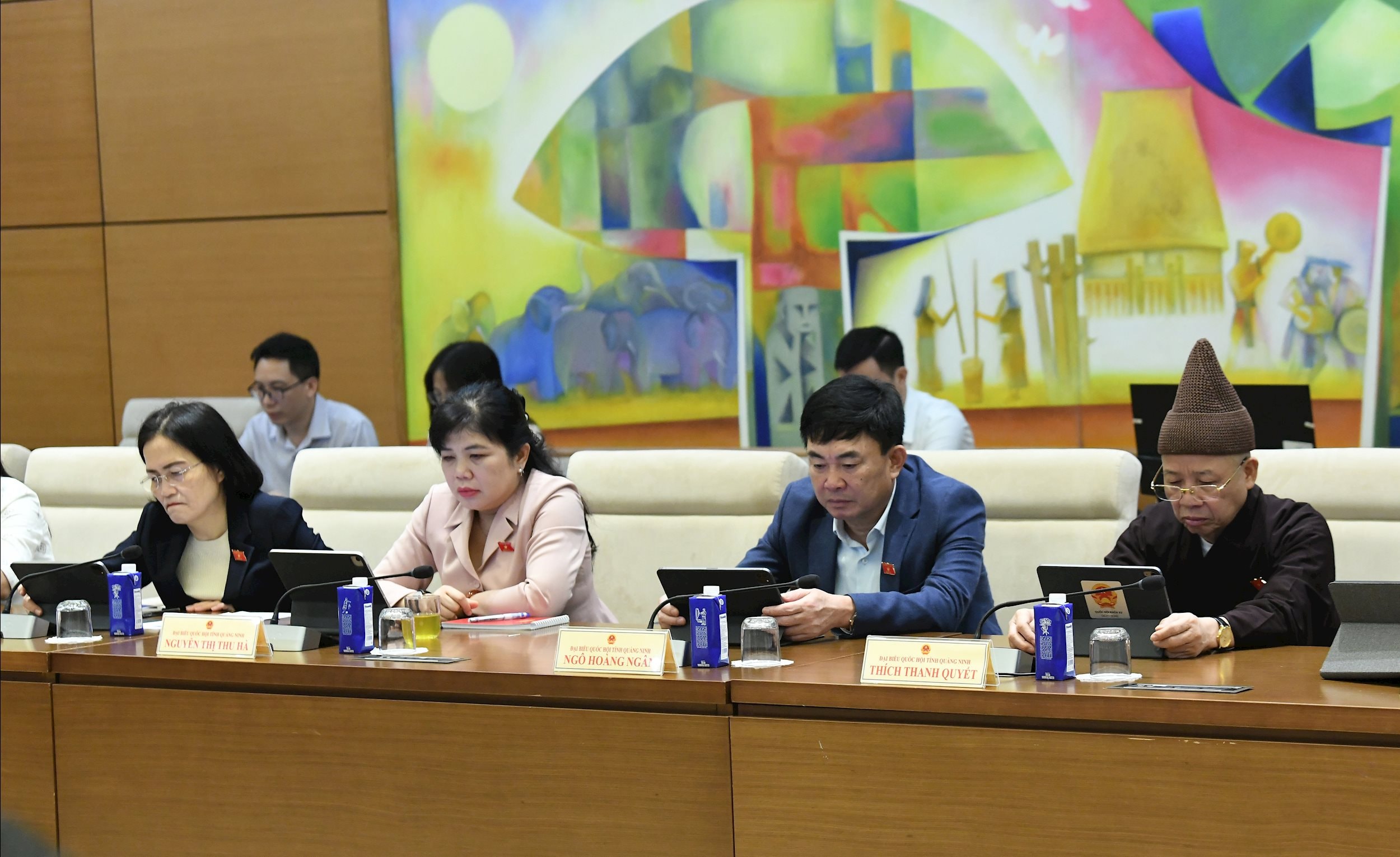 គណៈប្រតិភូនៅក្នុងសម័យប្រជុំពិភាក្សាជាក្រុម