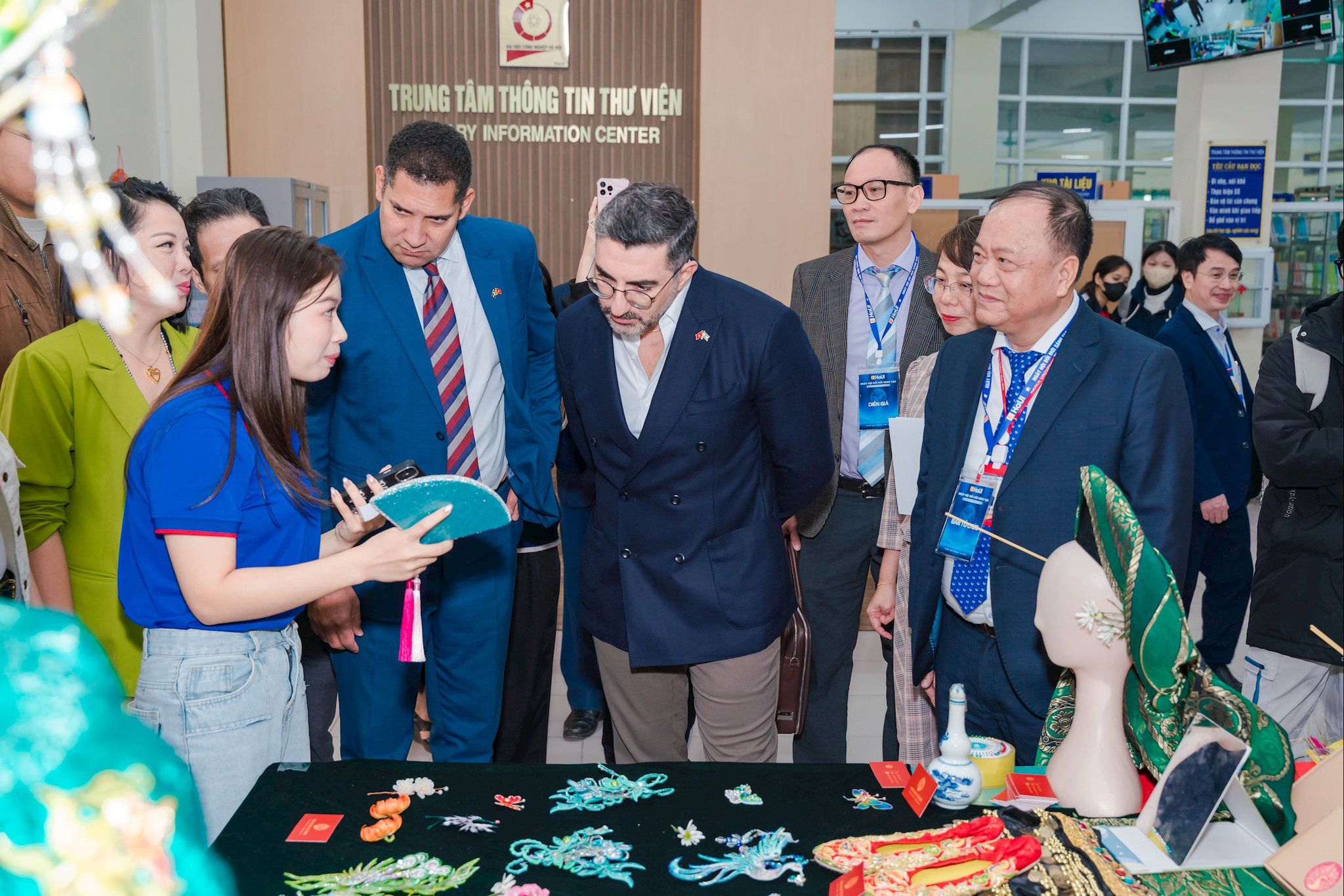 Các đại biểu tham dự gian trưng bày sản phẩm Ngày hội Đổi mới sáng tạo - HaUI Innovation Day 2025