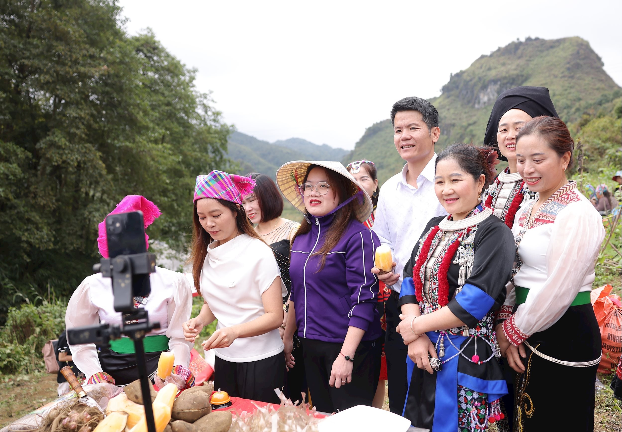 Pan Le Ba Son, předseda Lidového výboru obce Sin Ho (Lai Chau), se vydal s lidmi na bramborové pole, aby v živém přenosu představil brambory Sin Ho s ženšenem spotřebitelům po celé zemi._2