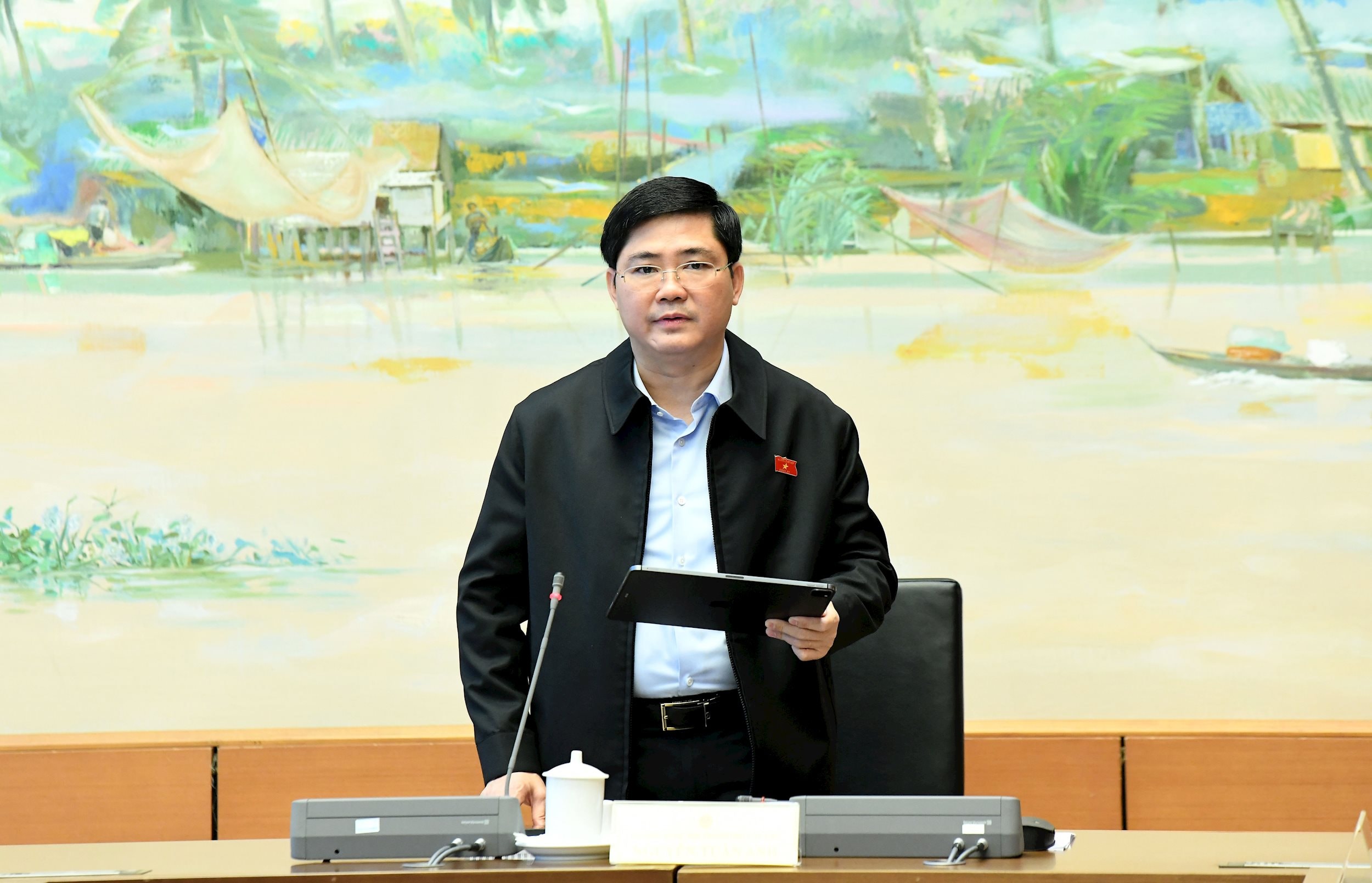 Trưởng Đoàn ĐBQH Thành phố Cần Thơ Nguyễn Tuấn Anh điều hành phiên thảo luận tổ2