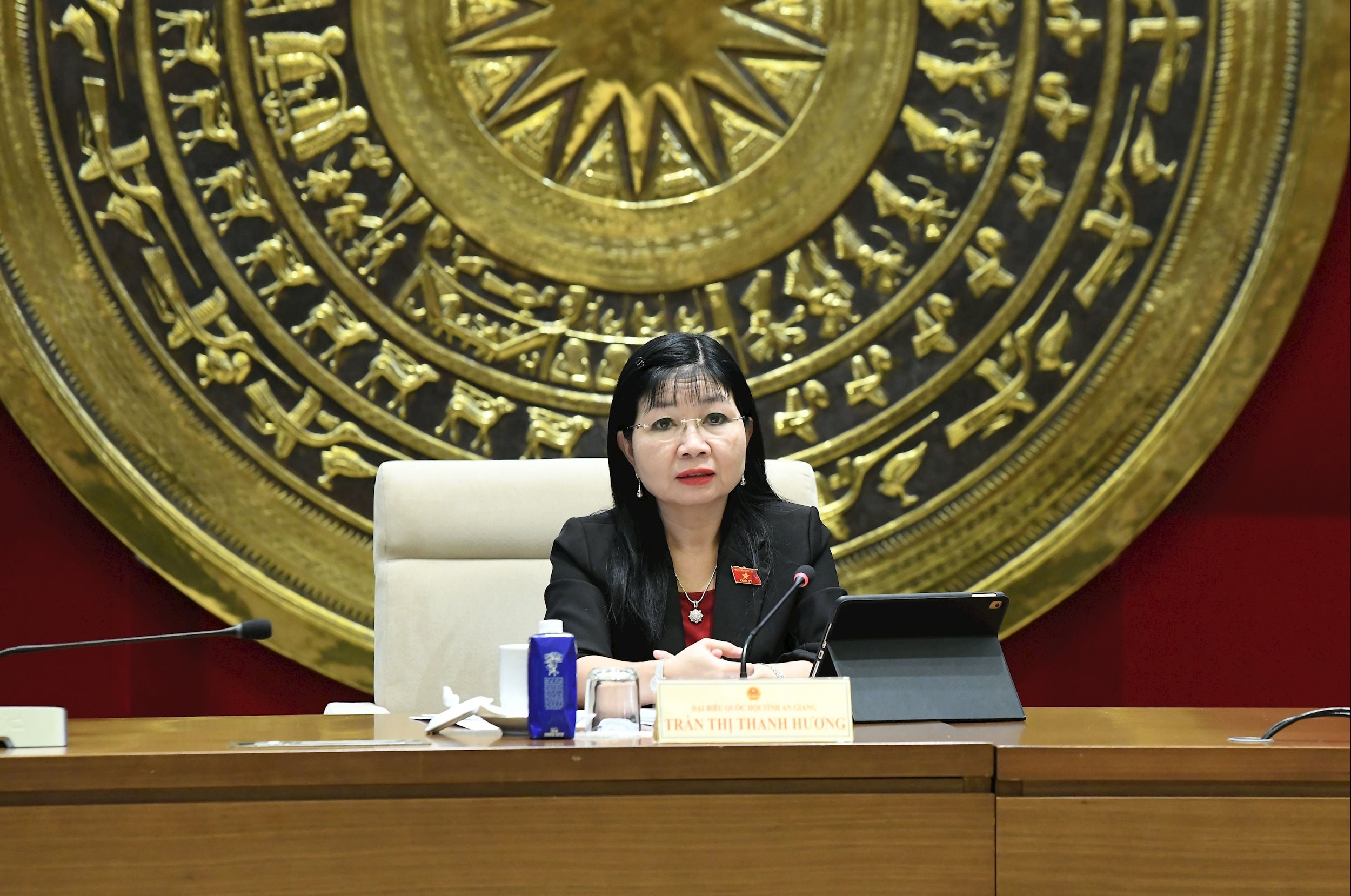 Trưởng Đoàn ĐBQH tỉnh An Giang Trần Thị Thanh Hương điều hành phiên thảo luận tổ