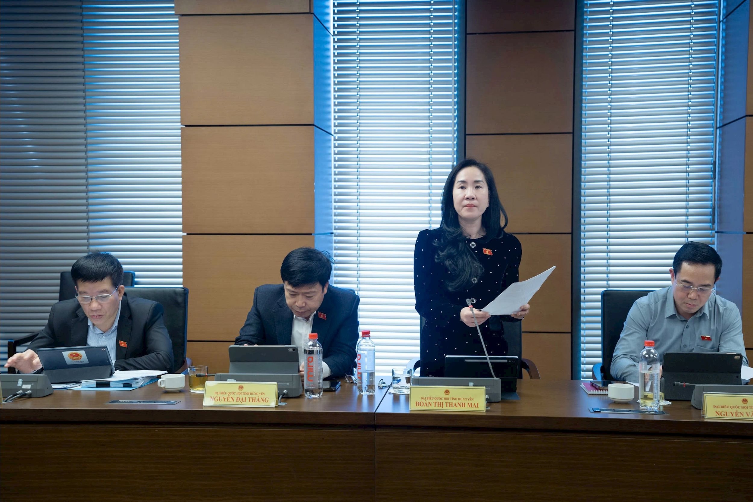 ĐBQH Đoàn Thị Thanh Mai (Hưng Yên) thảo luận tại tổ