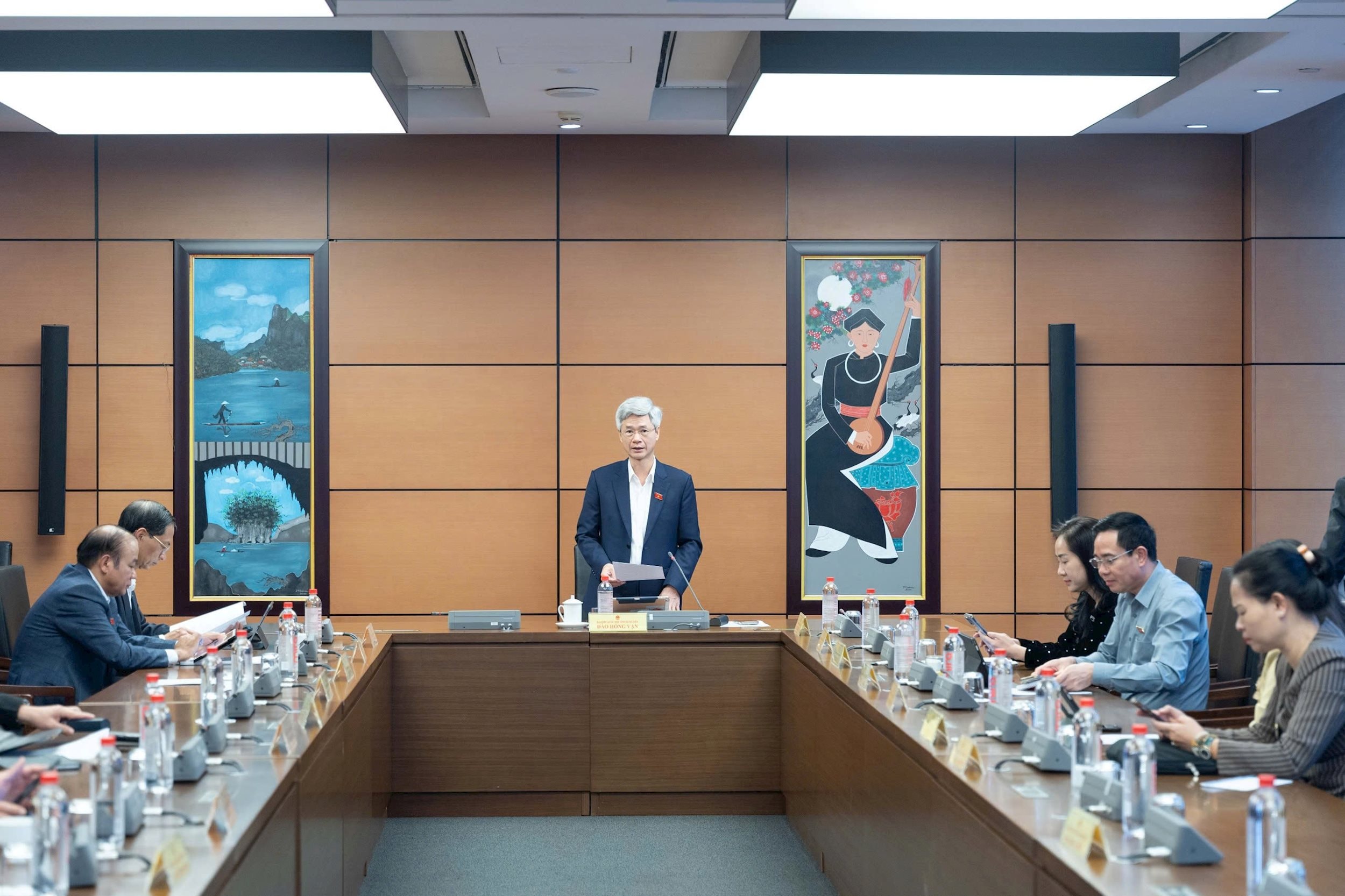 Toàn cảnh tổ 9 gồm các tỉnh (Hưng Yên - Hải Phòng) thảo luận tại tổ