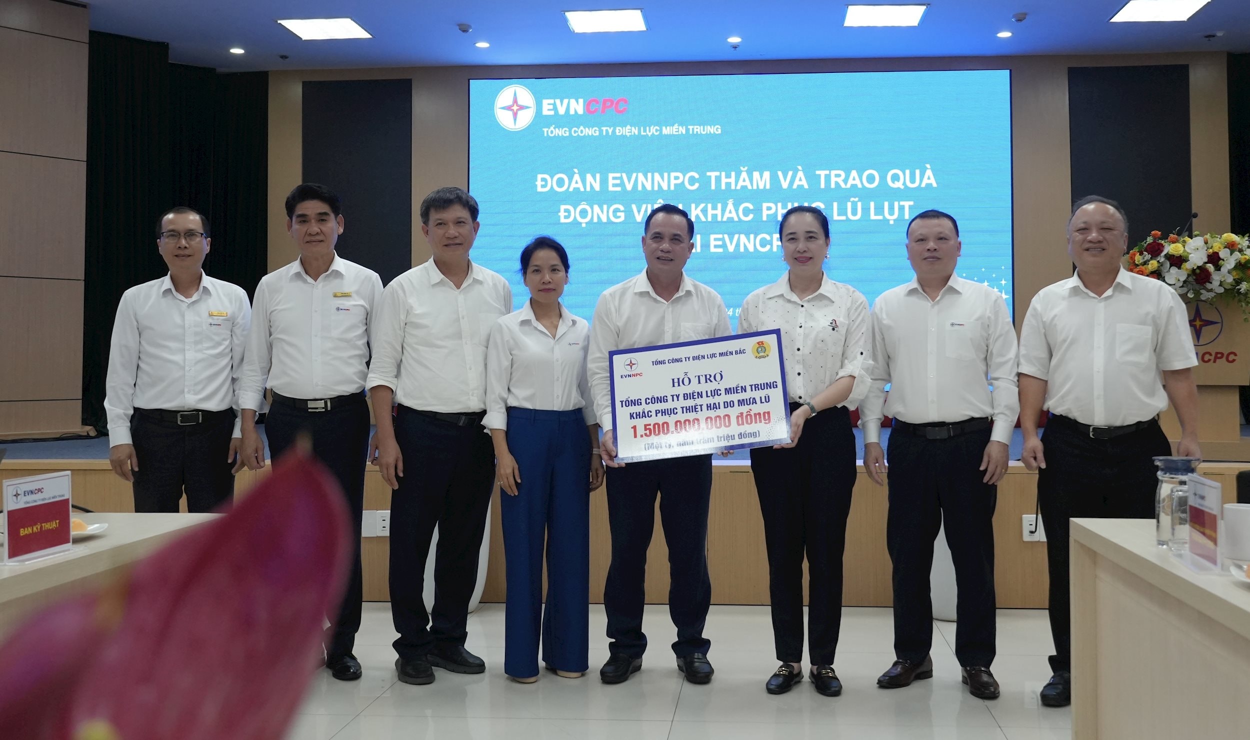1Bà Đỗ Nguyệt Ánh – Chủ tịch Hội đồng thành viên EVNNPC trao 1,5 tỷ đồng ủng hộ Tổng công ty Điện lực miền Trung (EVNCPC) khắc phục thiệt hại do mưa lũ gây ra. Ảnh NPC