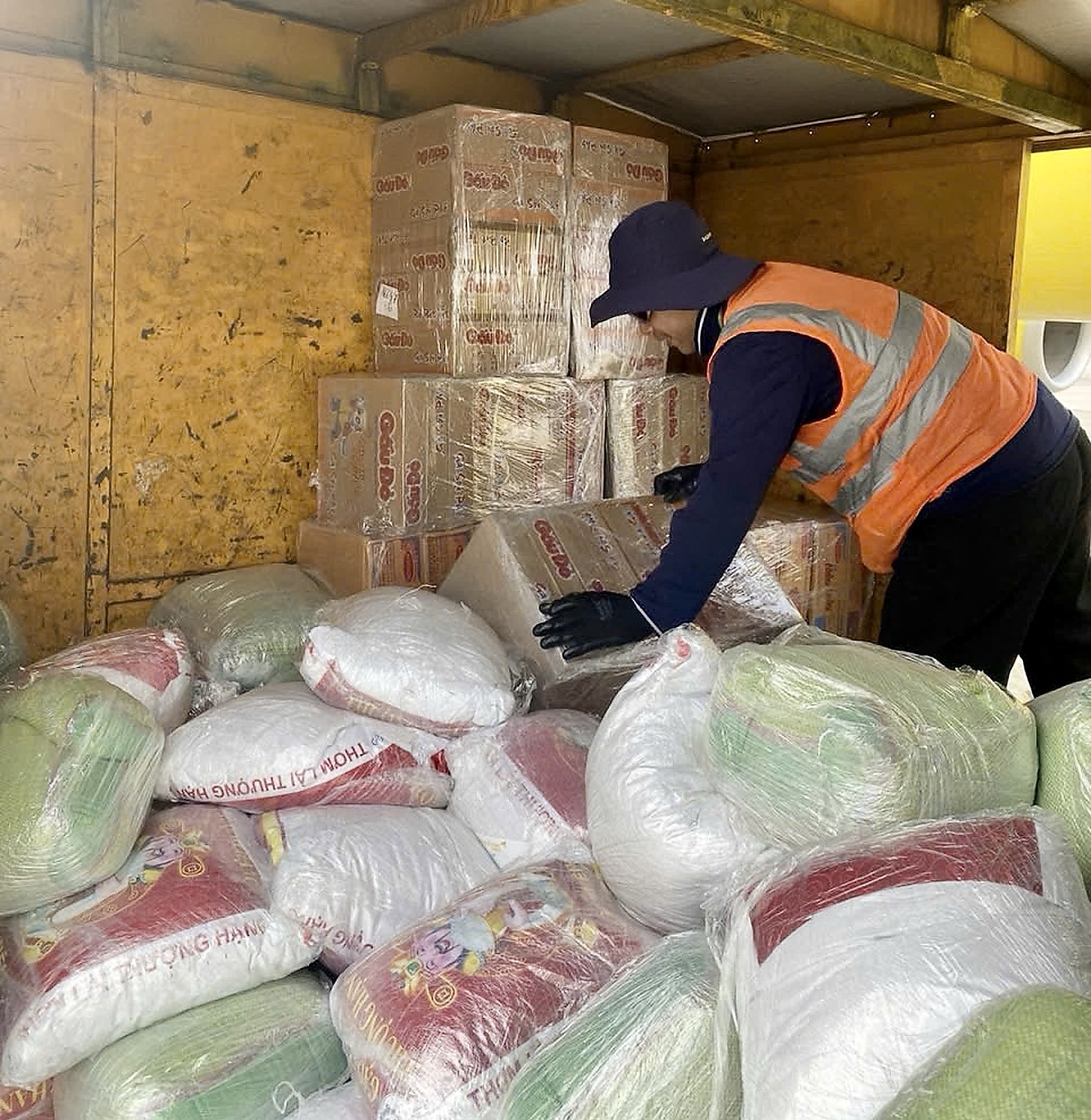 2 Toàn bộ hàng hóa cần được đóng gói đúng quy chuẩn, bảo đảm chắc chắn, thuận tiện cho việc bốc xếp và vận chuyển. Ảnh VT