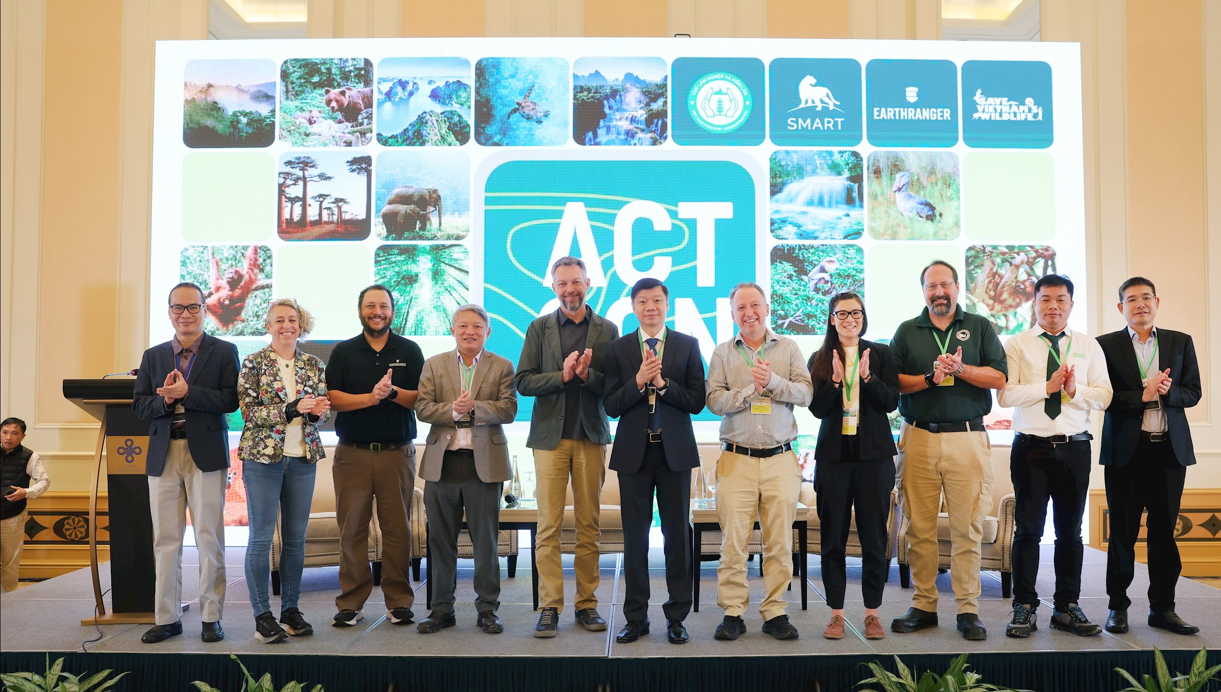 5. PGS.TS. Trần Quang Bảo, Cục trưởng Cục Lâm nghiệp và Kiểm lâm, Bộ Nông nghiệp và Môi trường chụp ảnh cùng chuyên gia đến từ các tổ chức bảo tồn quốc tế và Việt Nam