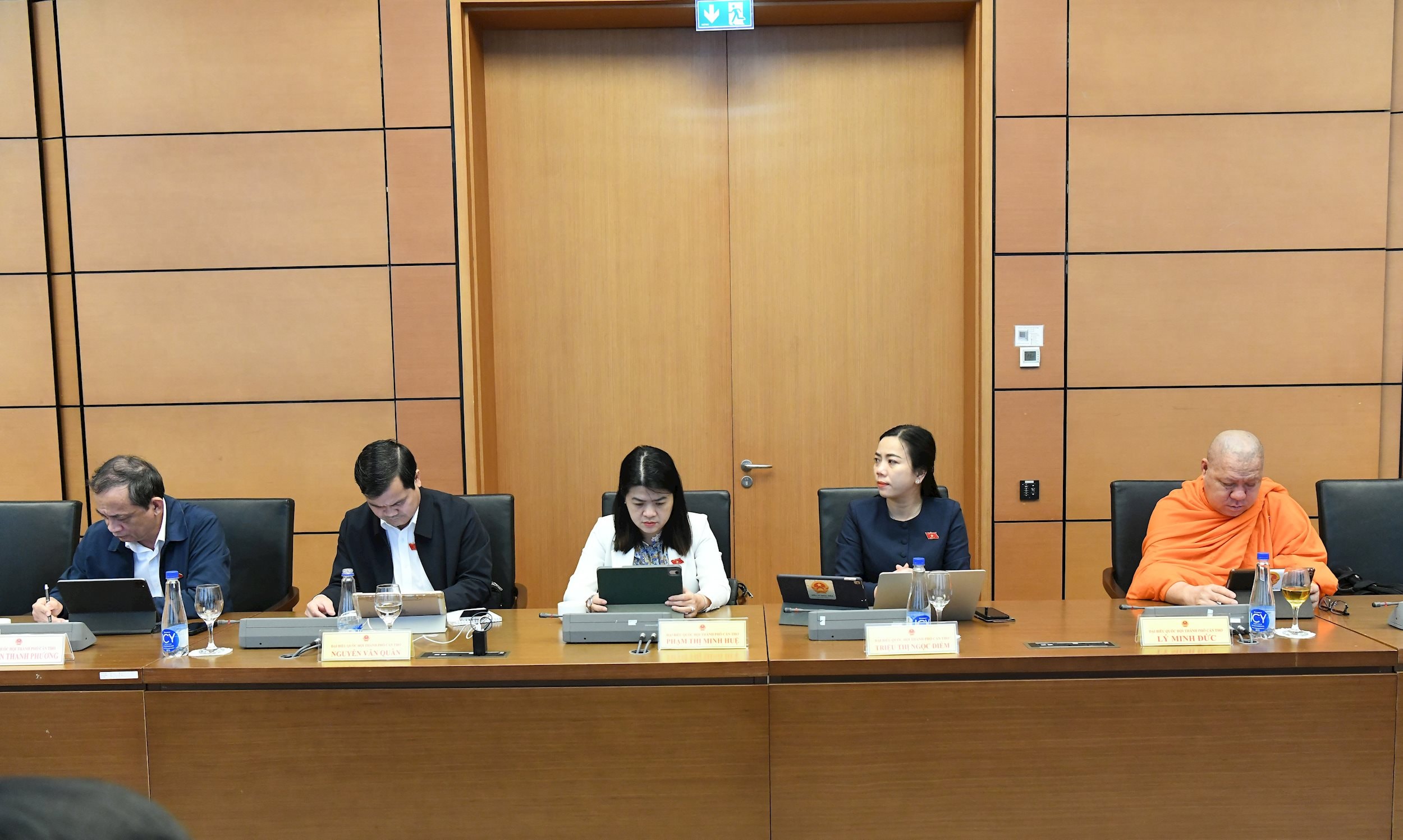 Các đại biểu dự thảo luận tổ 11.2