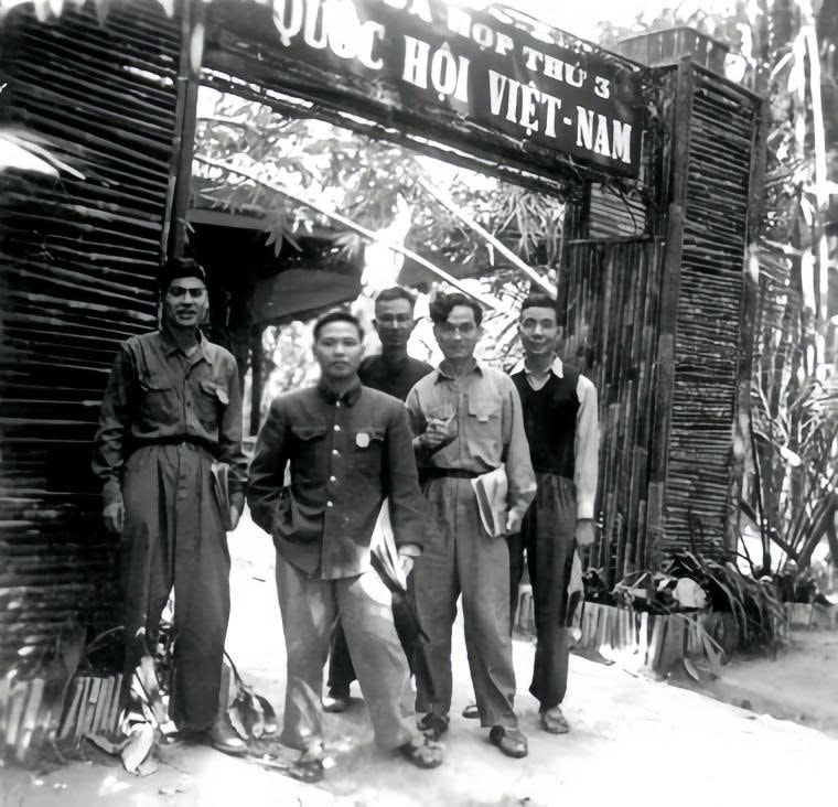 Delegaterna är konstnärer som deltar i den tredje sessionen av den första nationalförsamlingen i december 1953. Från vänster till höger: Nguyen Dinh Thi, Huy Can, Nguyen Do Cung, Xuan Dieu, Nguyen Huy Tuong