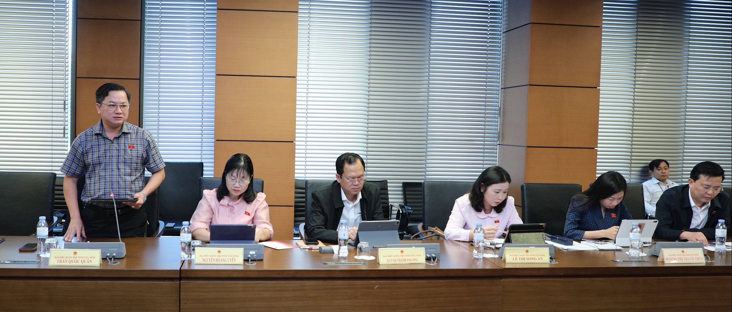 Các đại biểu Quốc hội tỉnh Tây Ninh thảo luận tại tổ