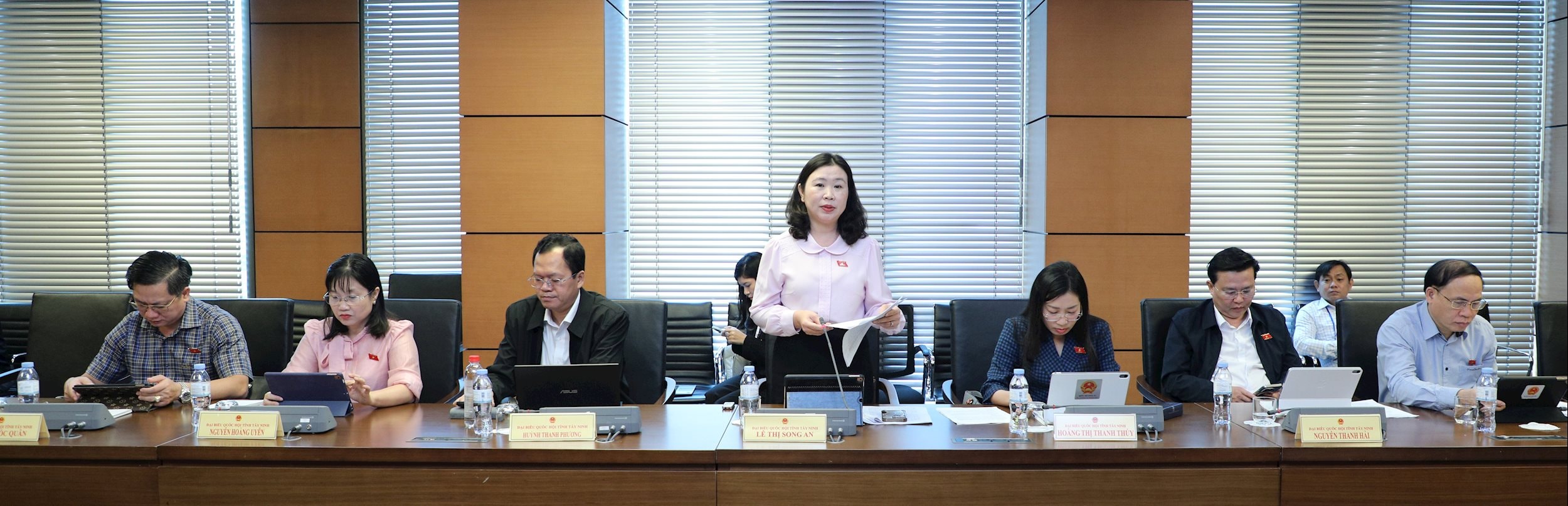 Các đại biểu Quốc hội tỉnh Tây Ninh thảo luận tại tổ