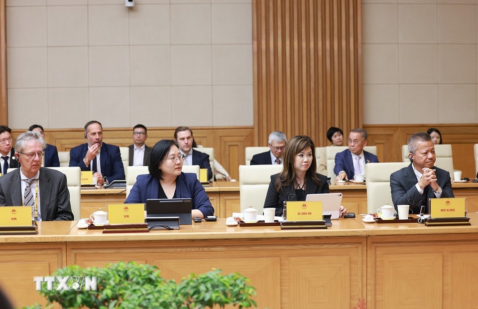 Đoàn lãnh đạo doanh nghiệp bán dẫn quốc tế tham dự buổi tiếp. (Ảnh: Dương Giang/TTXVN)