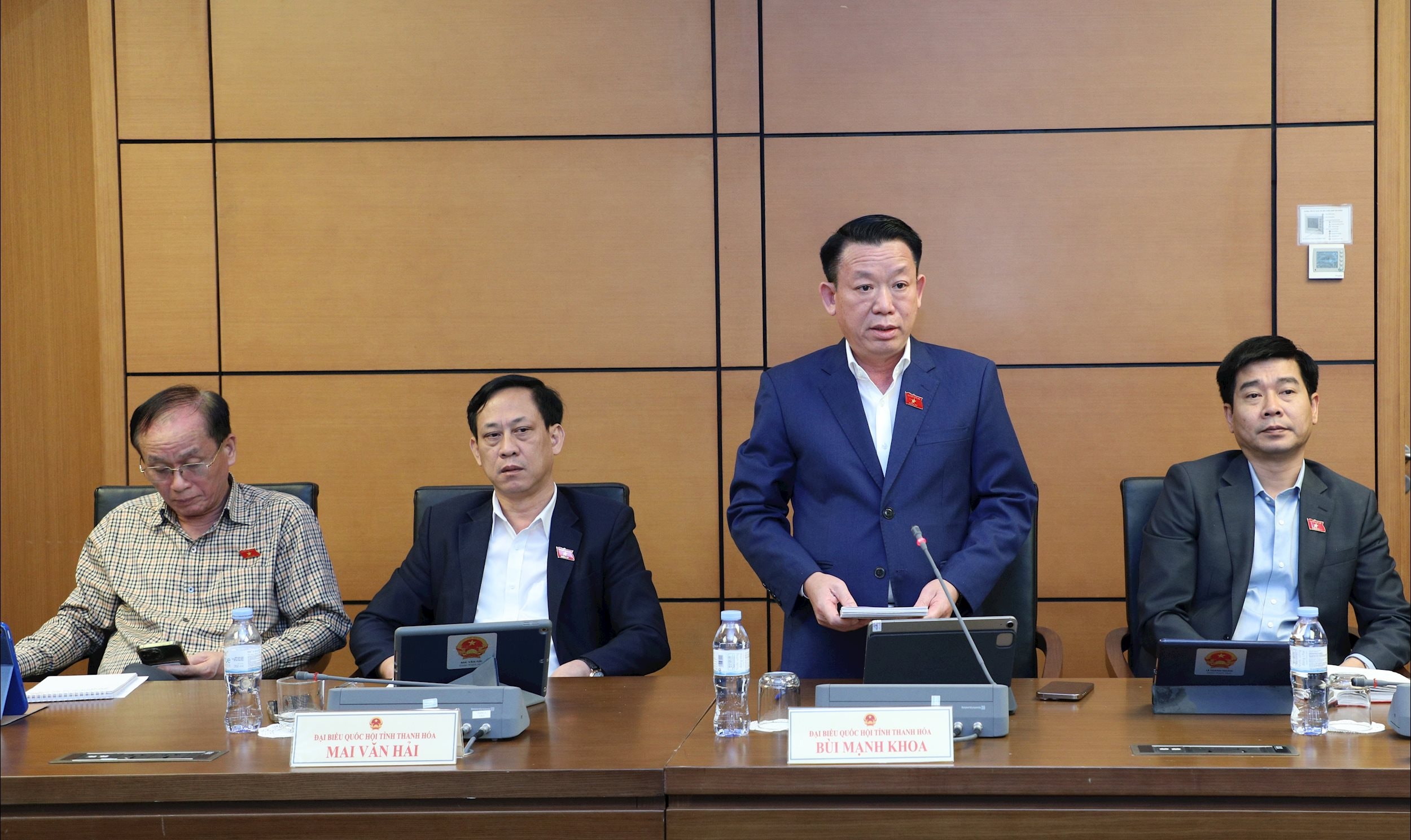 ĐBQH Bùi Mạnh Khoa (Thanh Hóa) thảo luận tại tổ