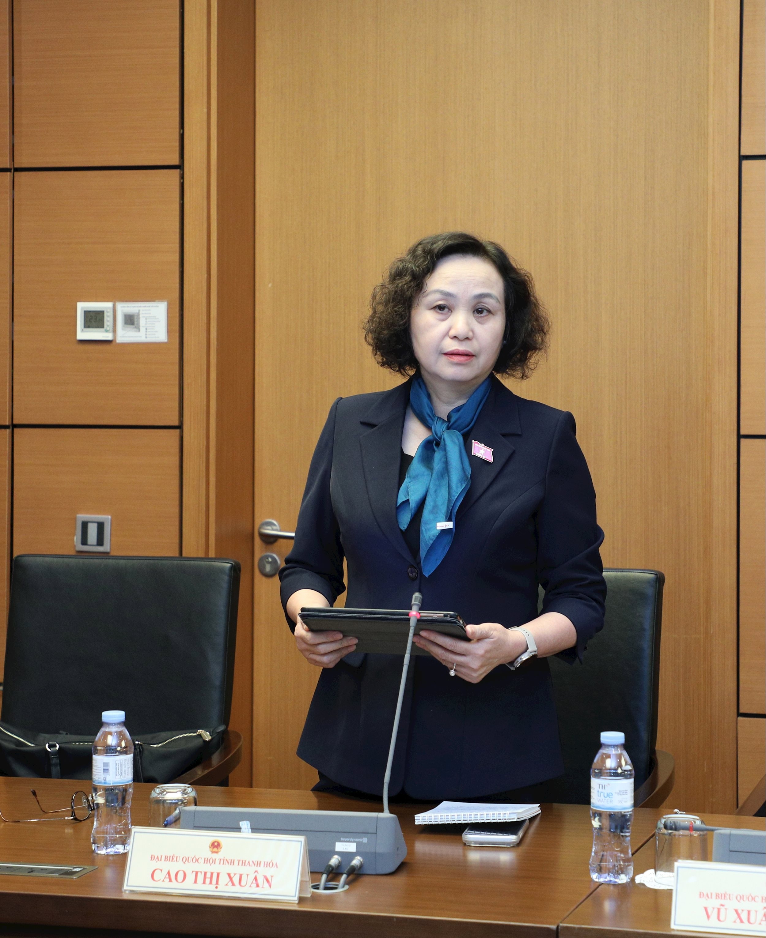 ĐBQH Cao Thị Xuân (Thanh Hóa) thảo luận tại tổ