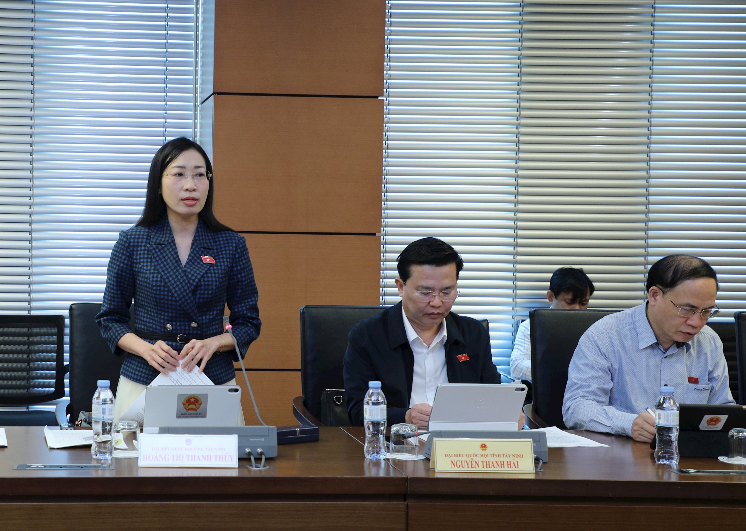 ĐBQH Hoàng Thị Thanh Thuý (Tây Ninh) thảo luận tại tổ