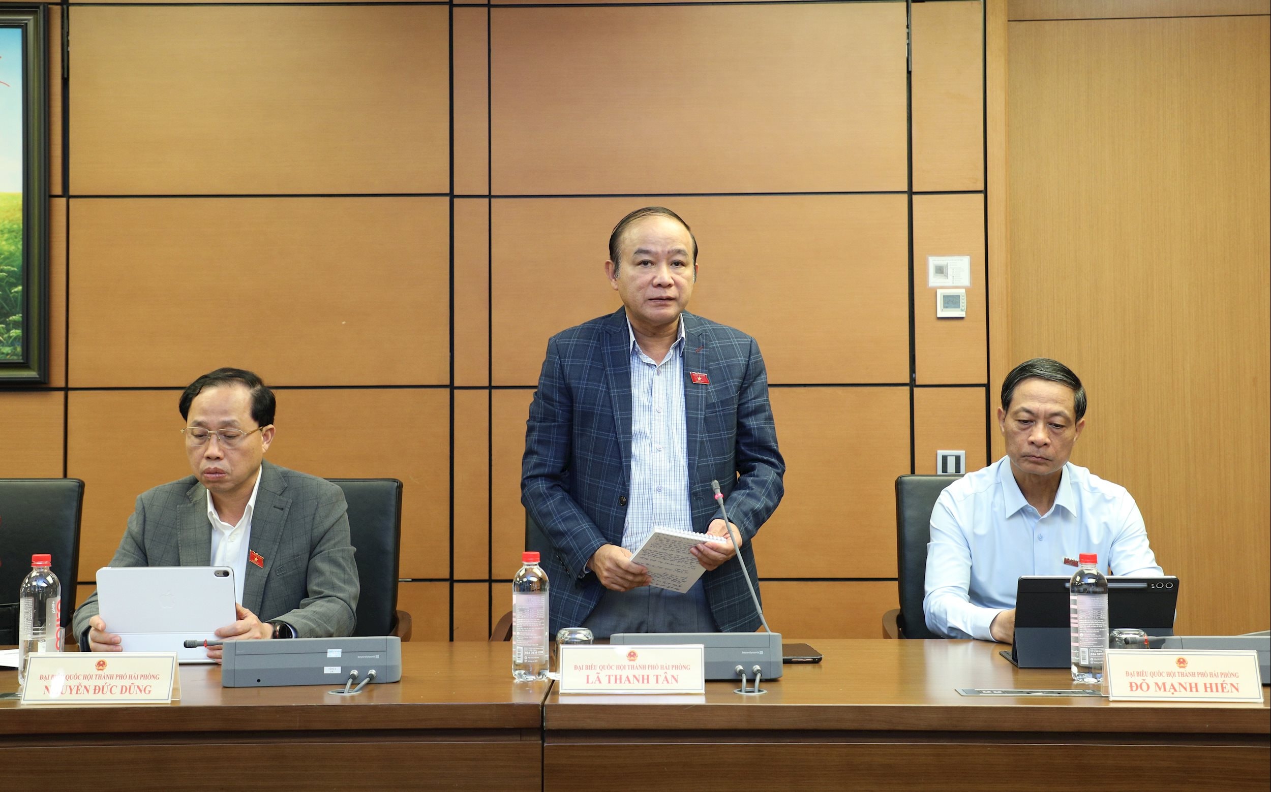 ĐBQH Lã Thanh Tân (TP. Hải Phòng) thảo luận tại tổ