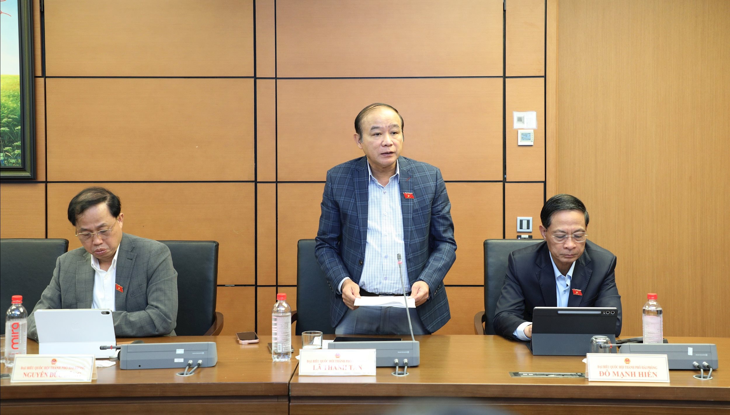 ĐBQH Lã Thanh Tân (TP. Hải Phòng) thảo luận tại tổ