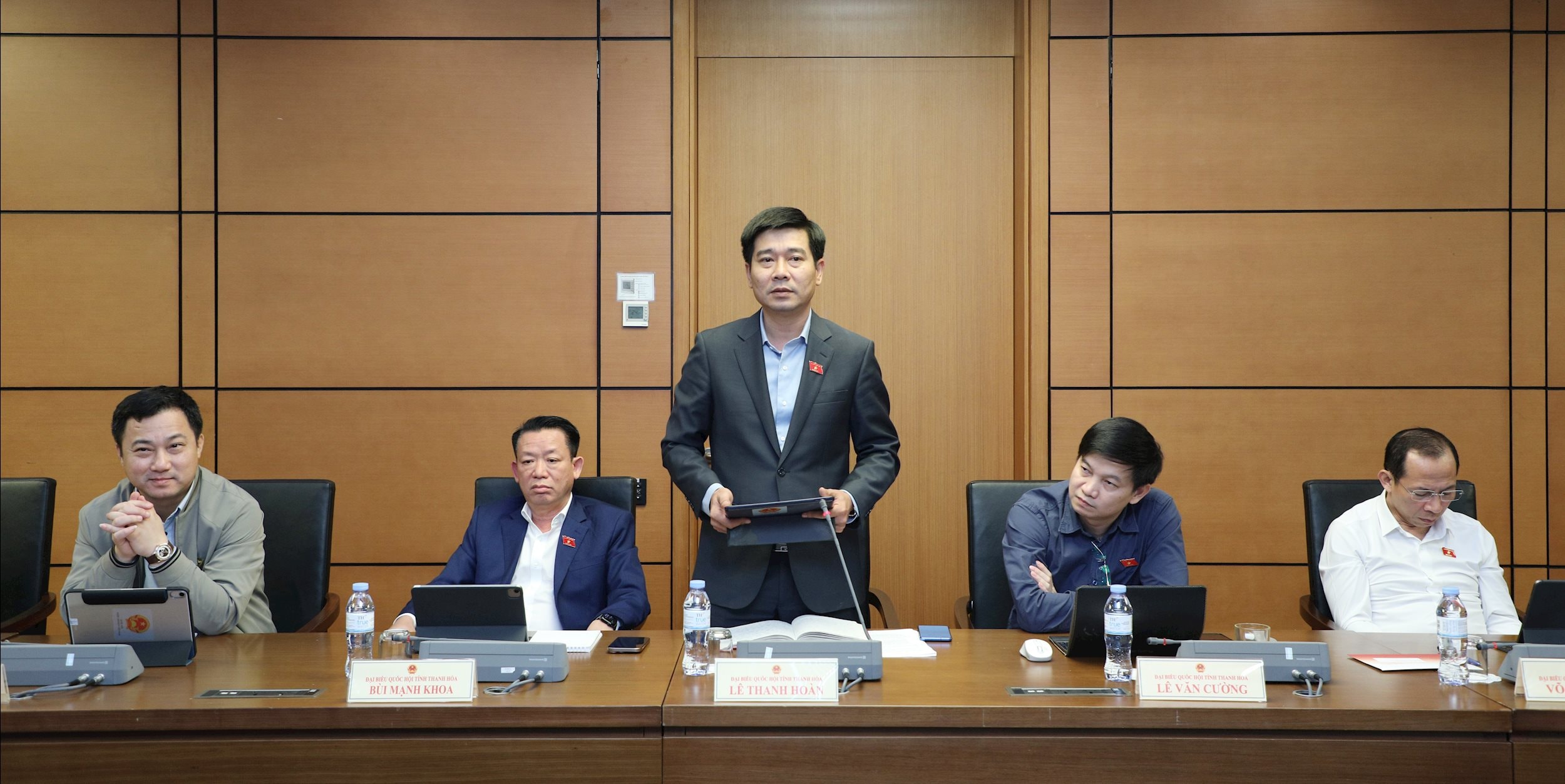 ĐBQH Lê Thanh Hoàn (Thanh Hóa) thảo luận tại tổ