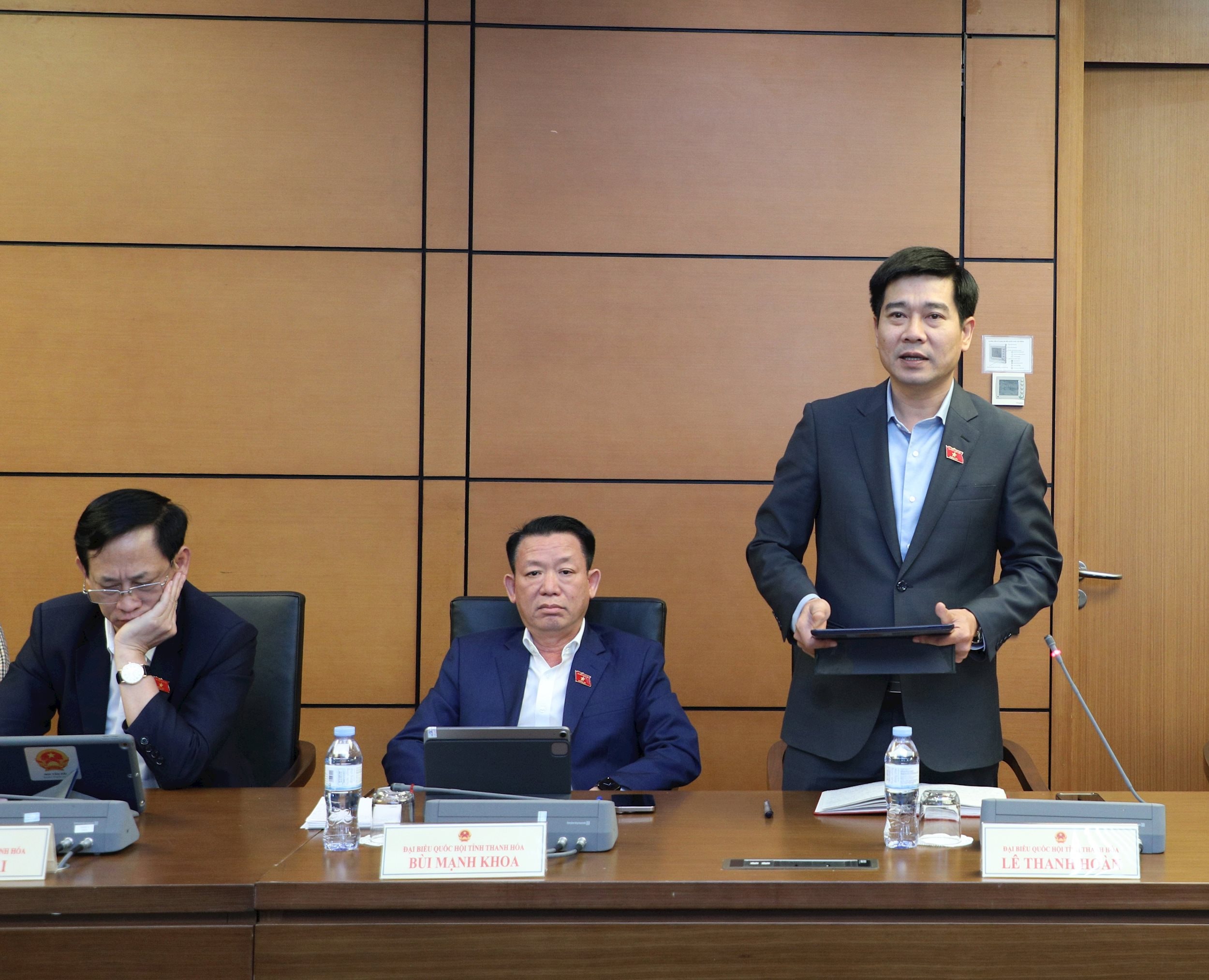 ĐBQH Lê Thanh Hoàn (Thanh Hóa) thảo luận tại tổ