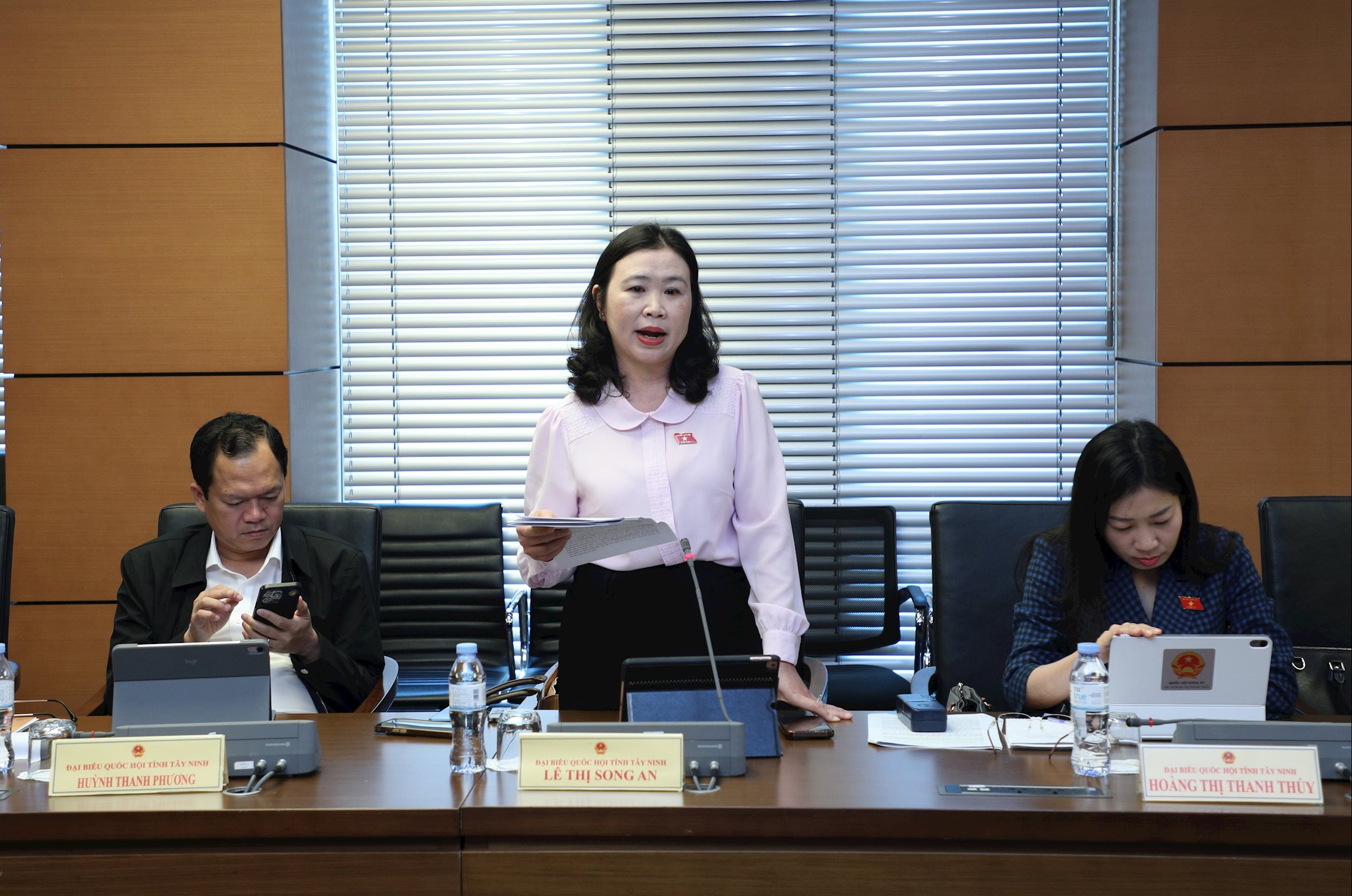 ĐBQH Lê Thị Song An (Tây Ninh) thảo luận tại tổ