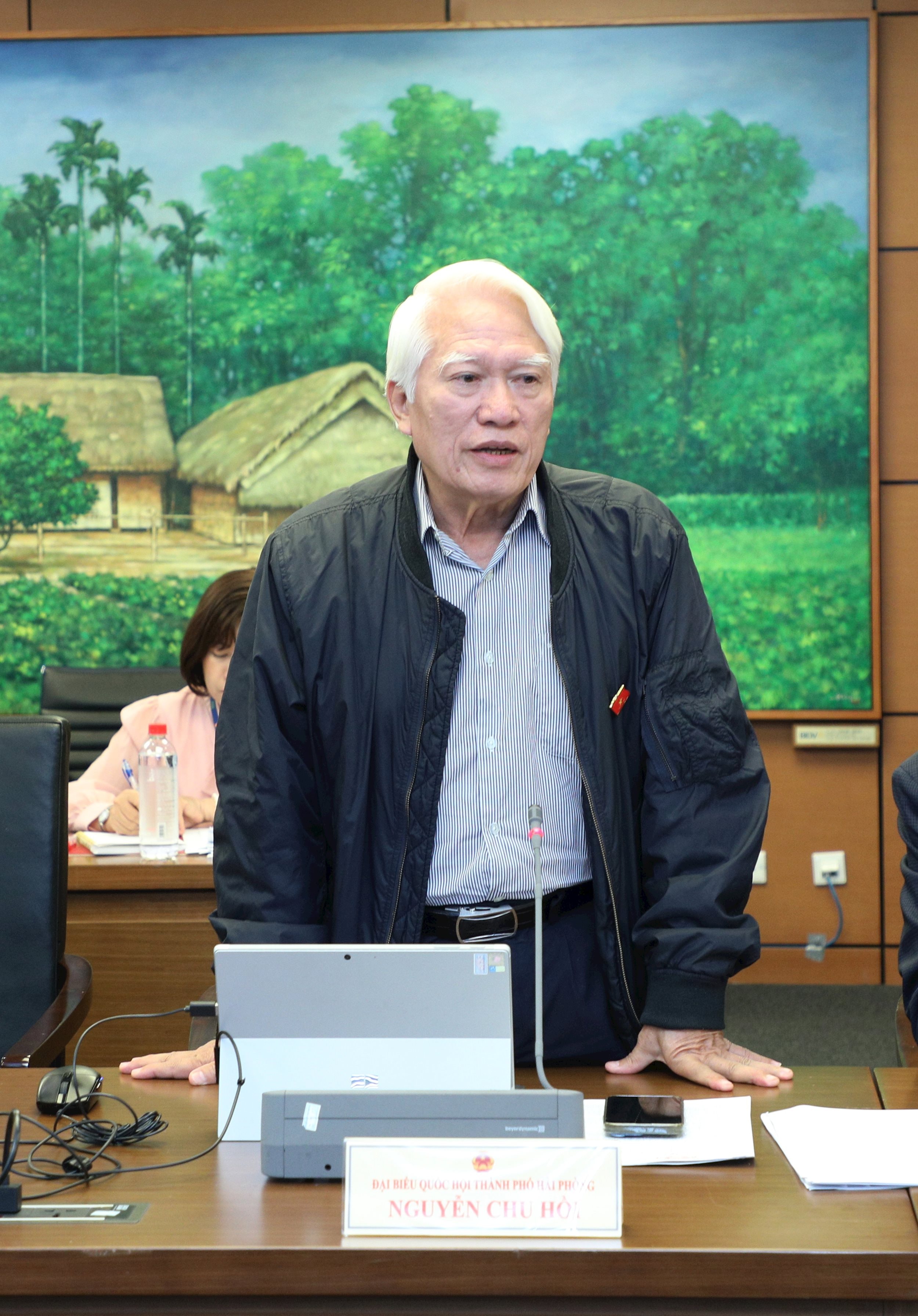 ĐBQH Nguyễn Chu Hồi (TP. Hải Phòng)thảo luận tại tổ