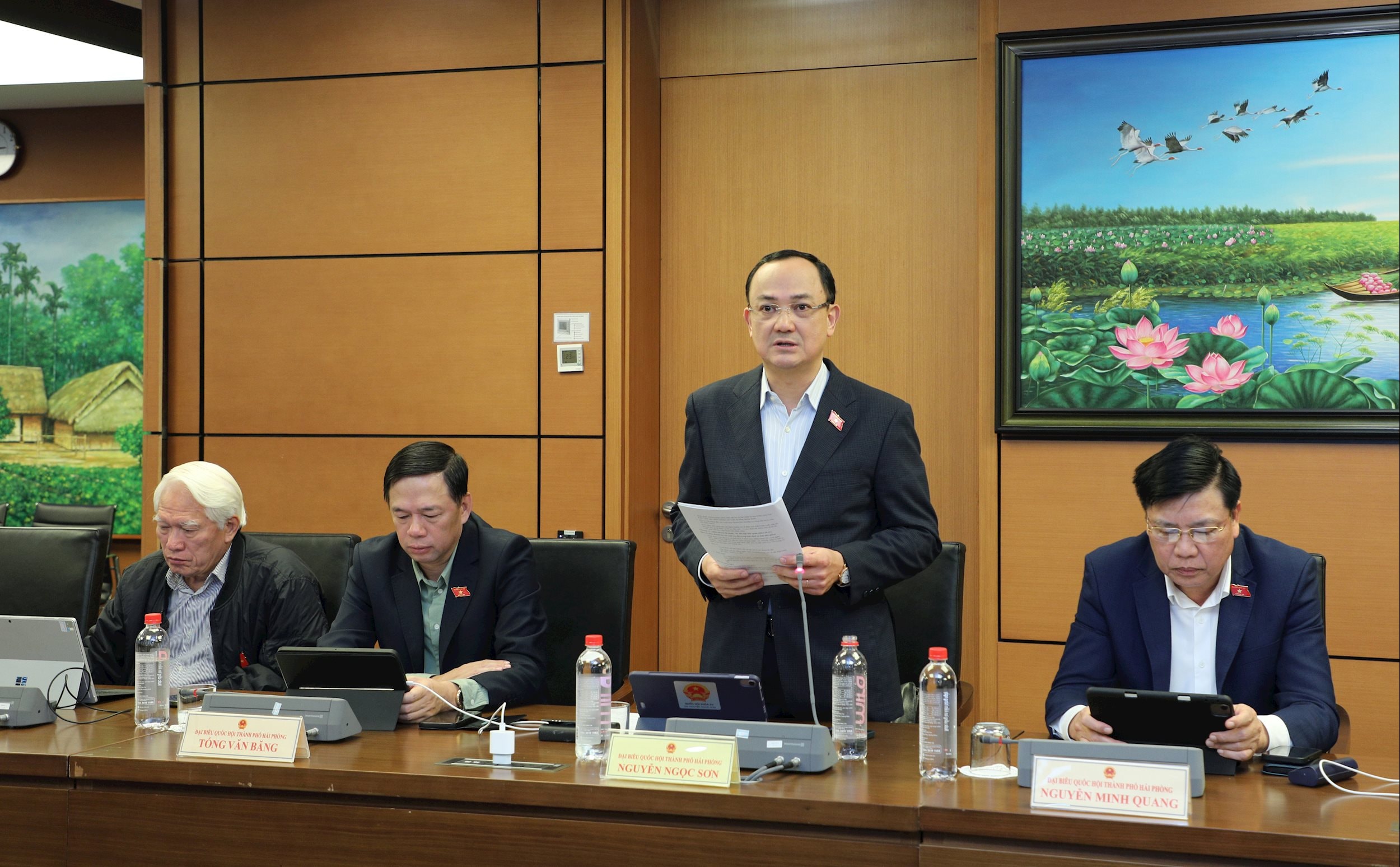 ĐBQH Nguyễn Ngọc Sơn (TP. Hải Phòng) thảo luận tại tổ