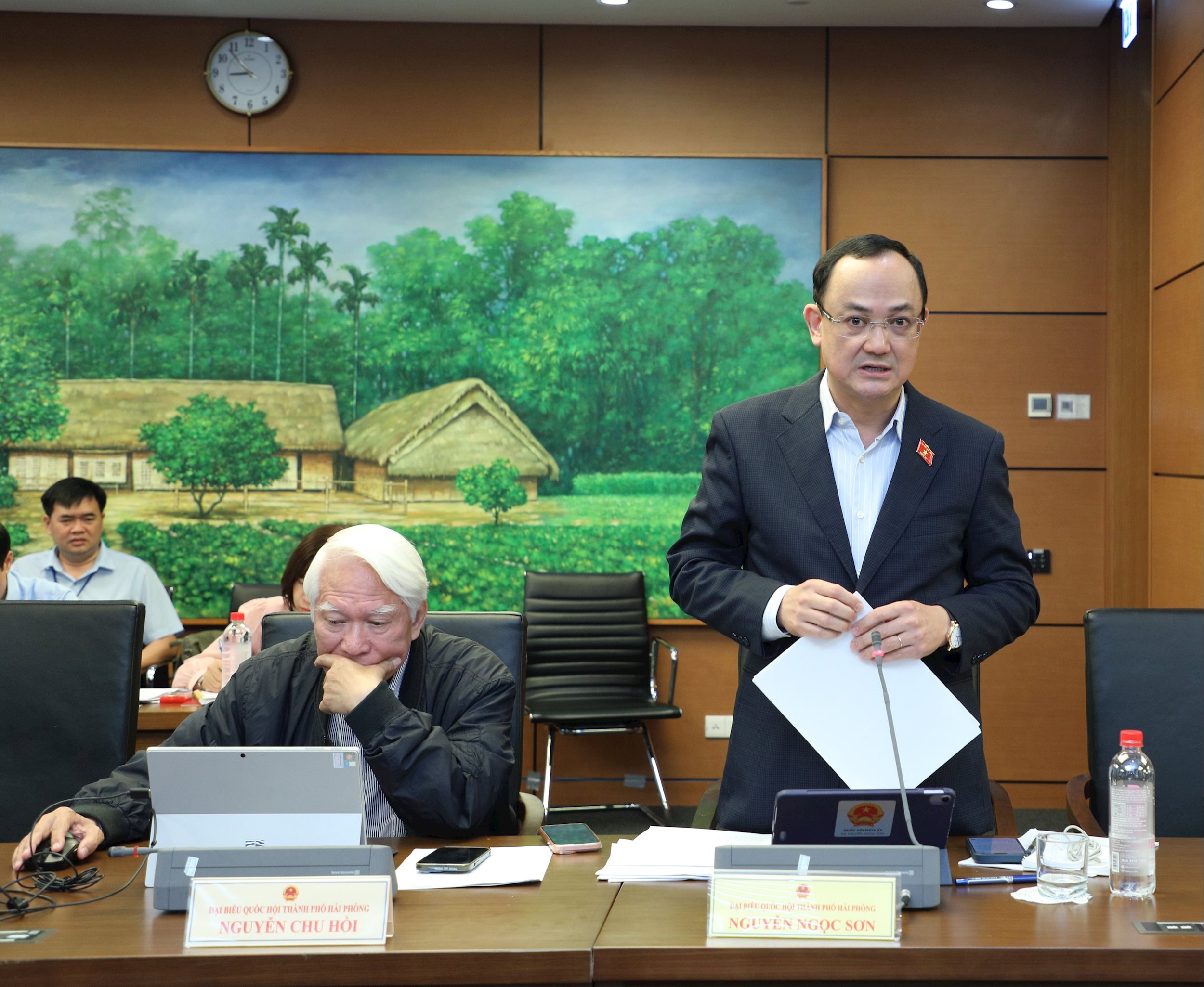 ĐBQH Nguyễn Ngọc Sơn (TP. Hải Phòng) thảo luận tại tổ