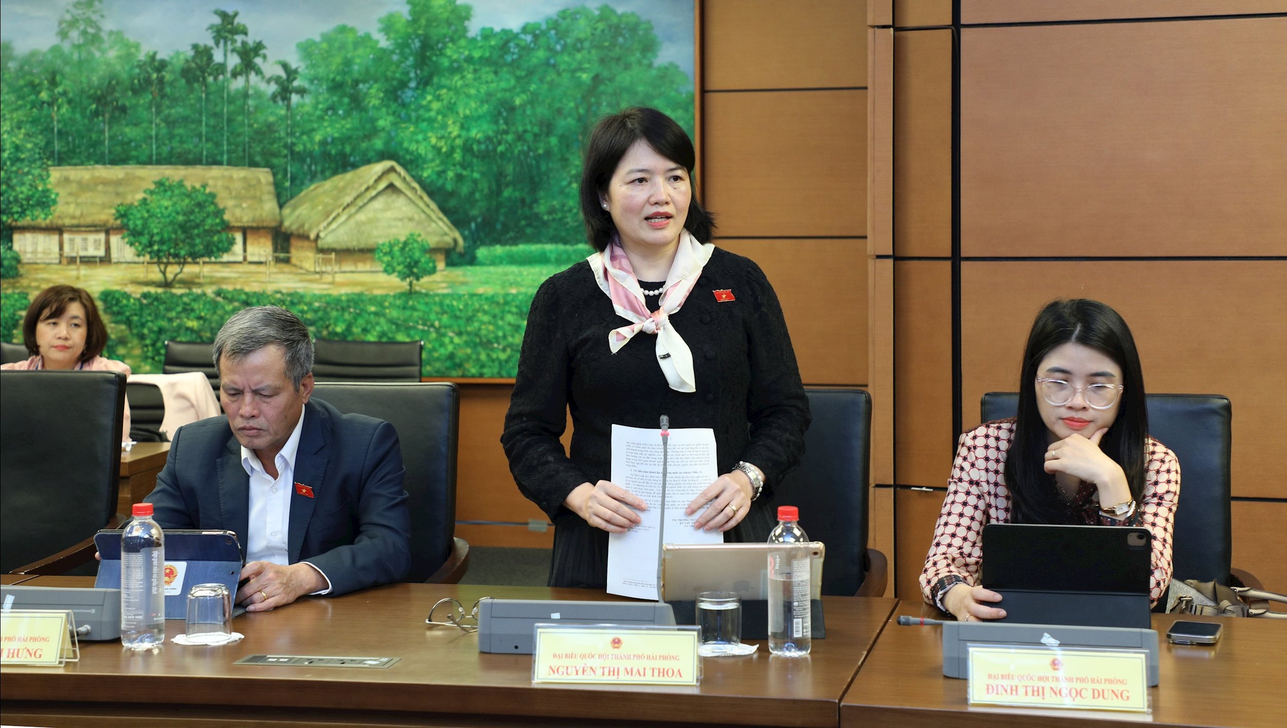 ĐBQH Nguyễn Thị Mai Thoa (TP. Hải Phòng) thảo luận tại tổ