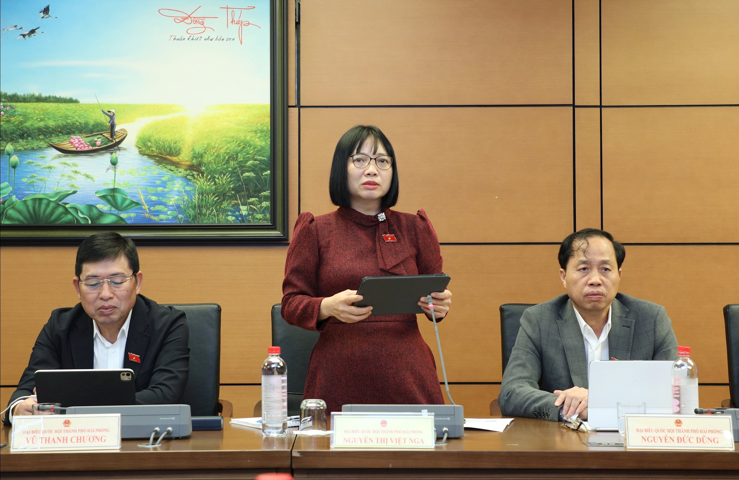 ĐBQH Nguyễn Thị Việt Nga (TP. Hải Phòng) thảo luận tại tổ