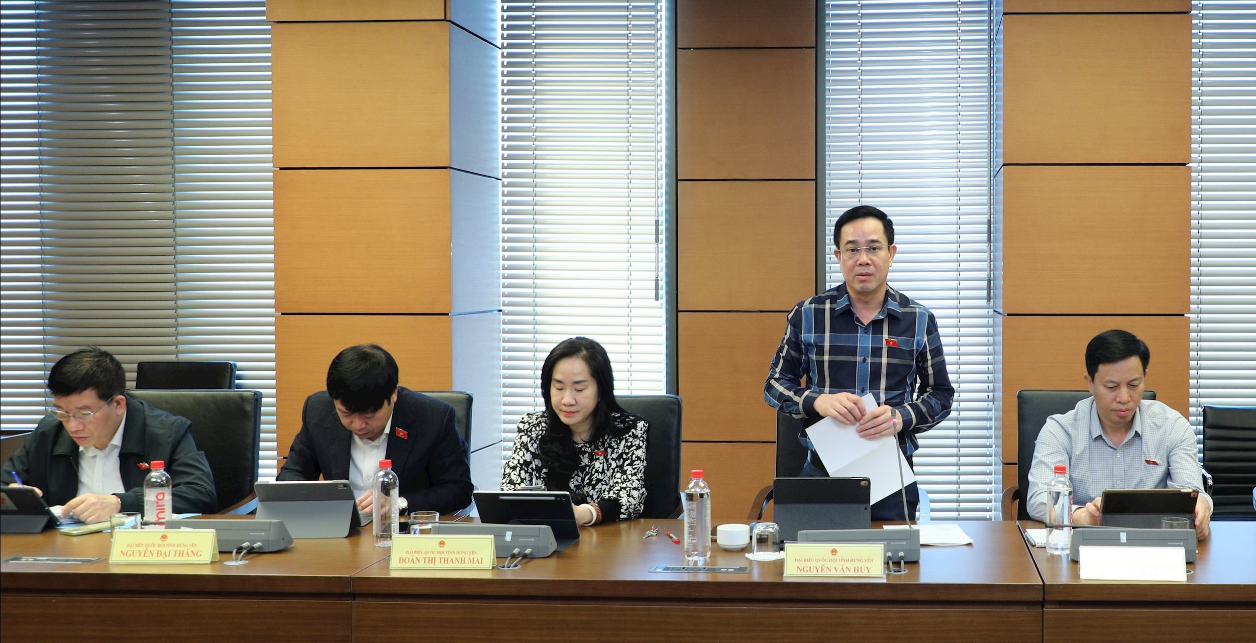 ĐBQH Nguyễn Văn Huy (Hưng Yên) thảo luận tại tổ