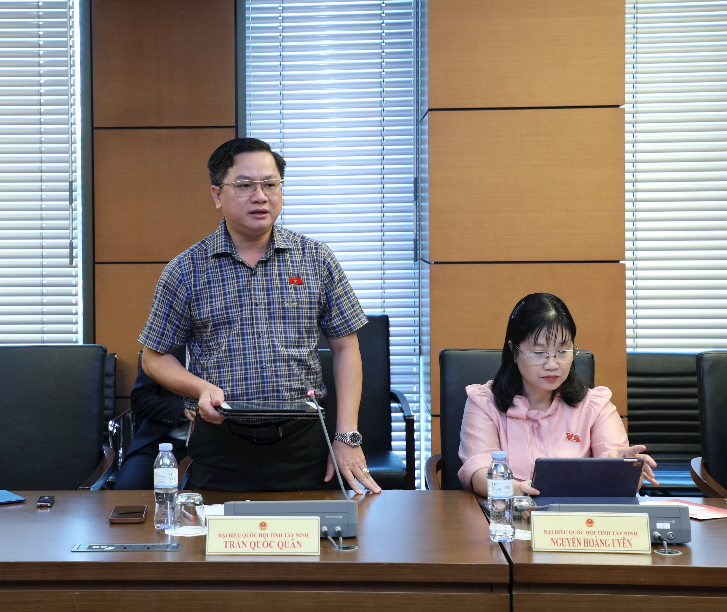 ĐBQH Trần Quốc Quân (Tây Ninh) thảo luận tại tổ