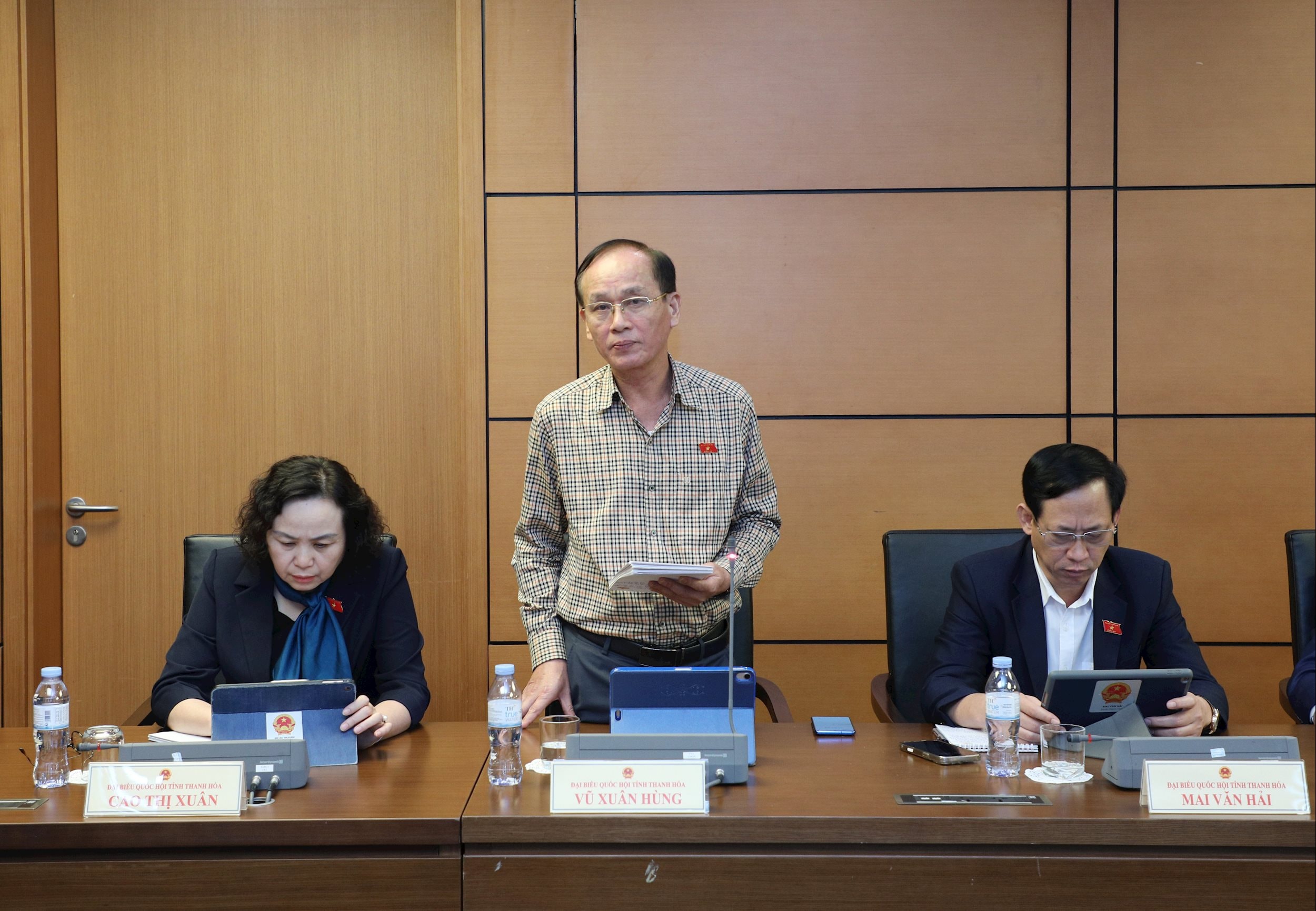 ĐBQH Vũ Xuân Hùng (Thanh Hóa) thảo luận tại tổ